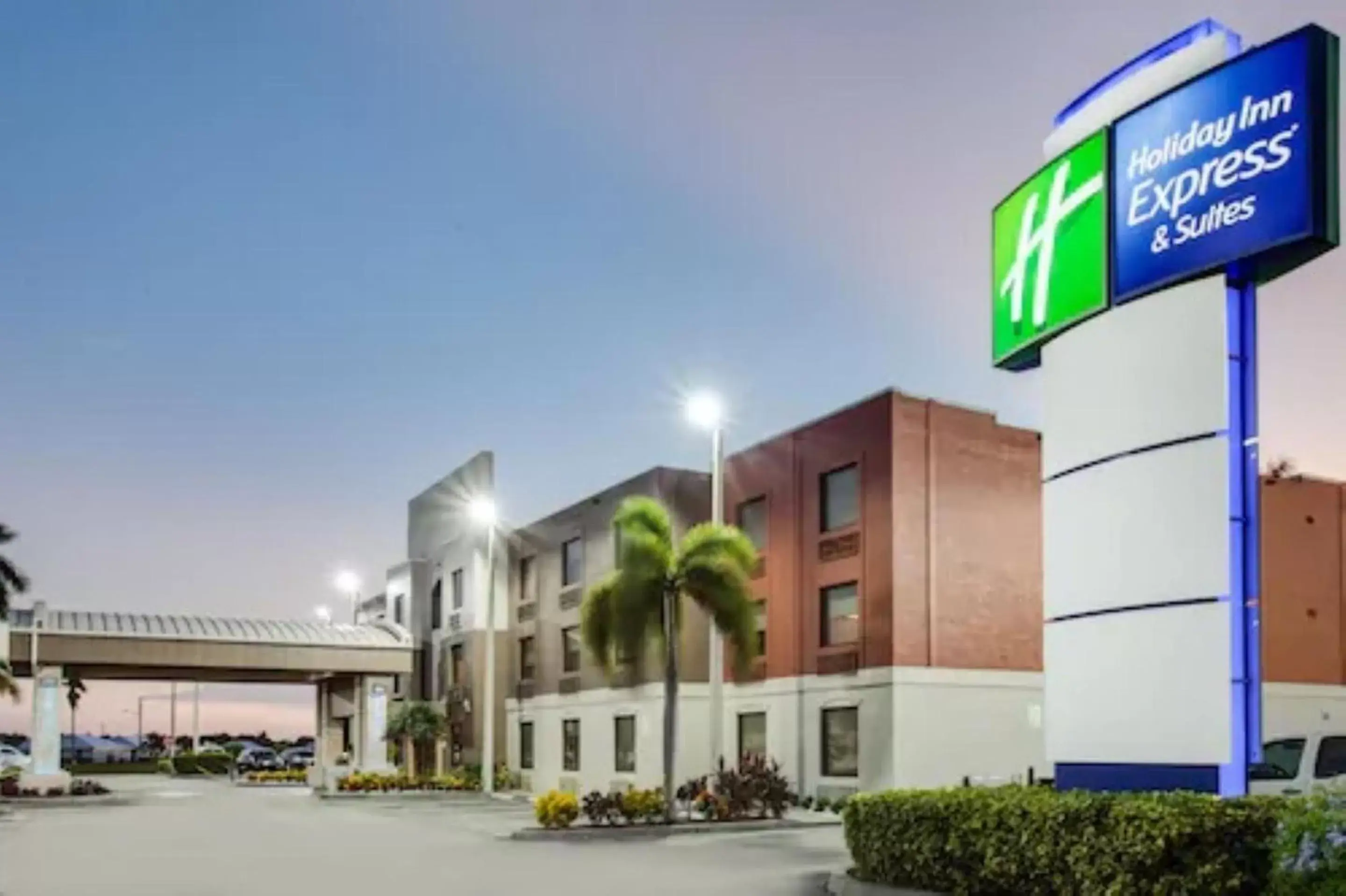 Property Building in Holiday Inn Express Cruise Airport, an IHG Hotel