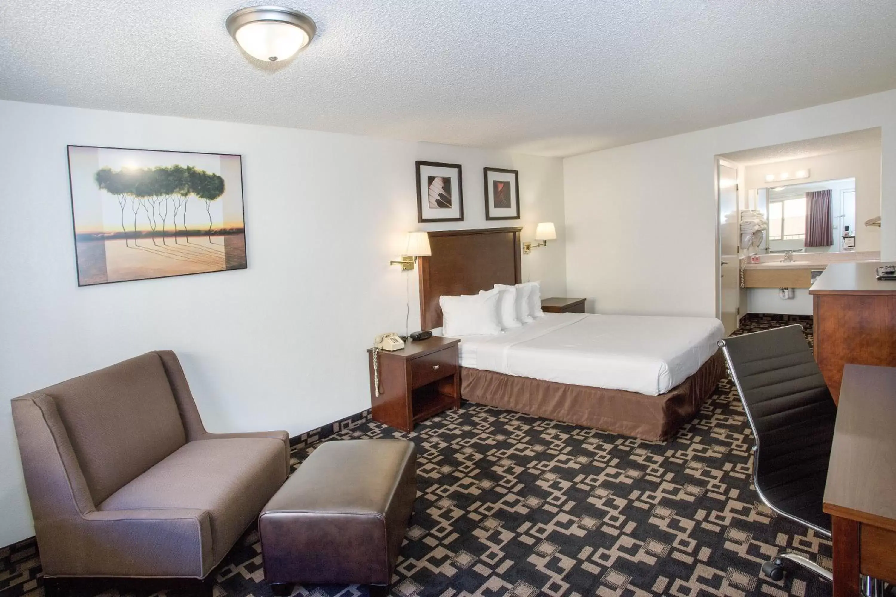 Queen Room - Non-Smoking in MorningGlory Inn & Suites
