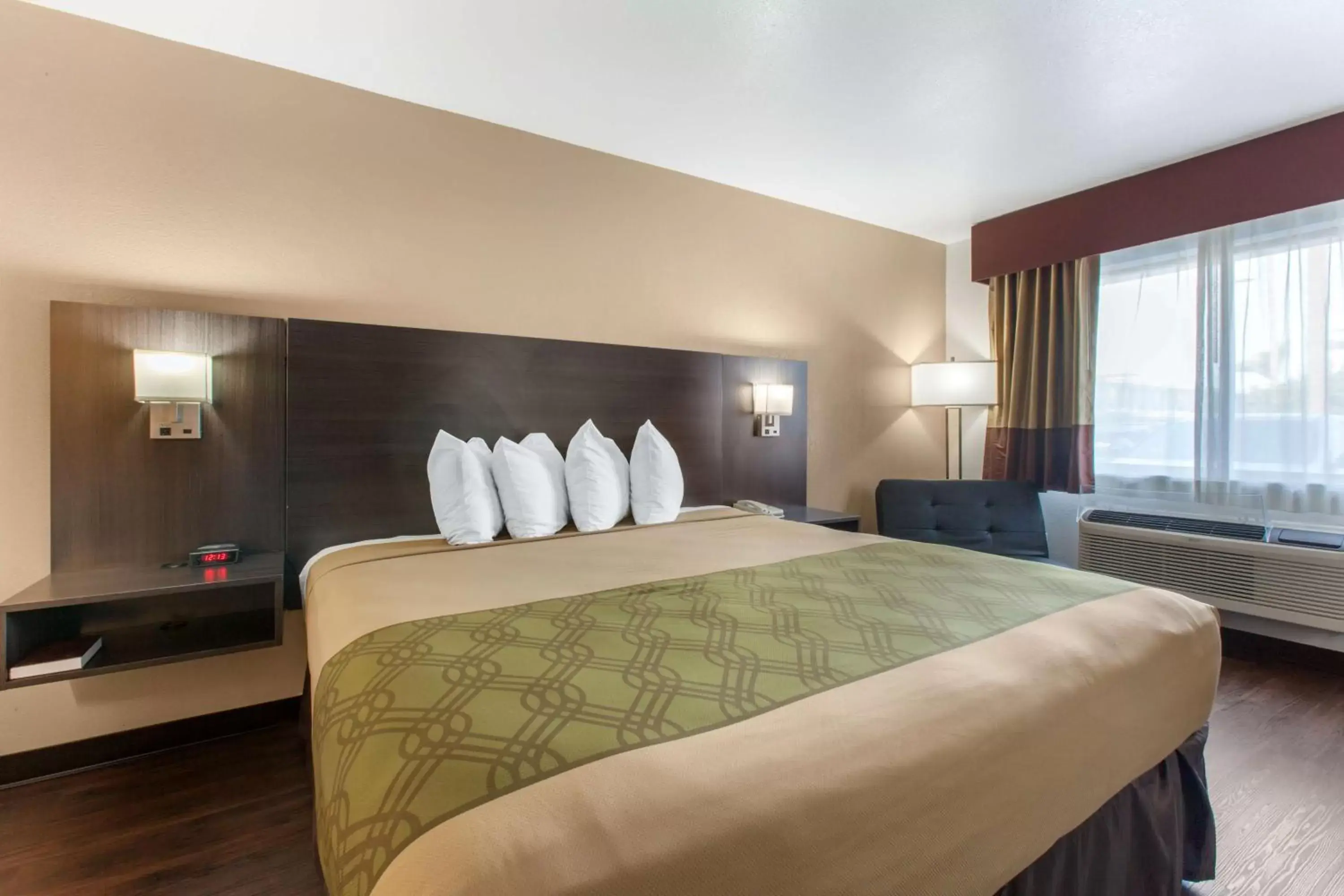 Photo of the whole room, Bed in SureStay Hotel by Best Western Phoenix Airport