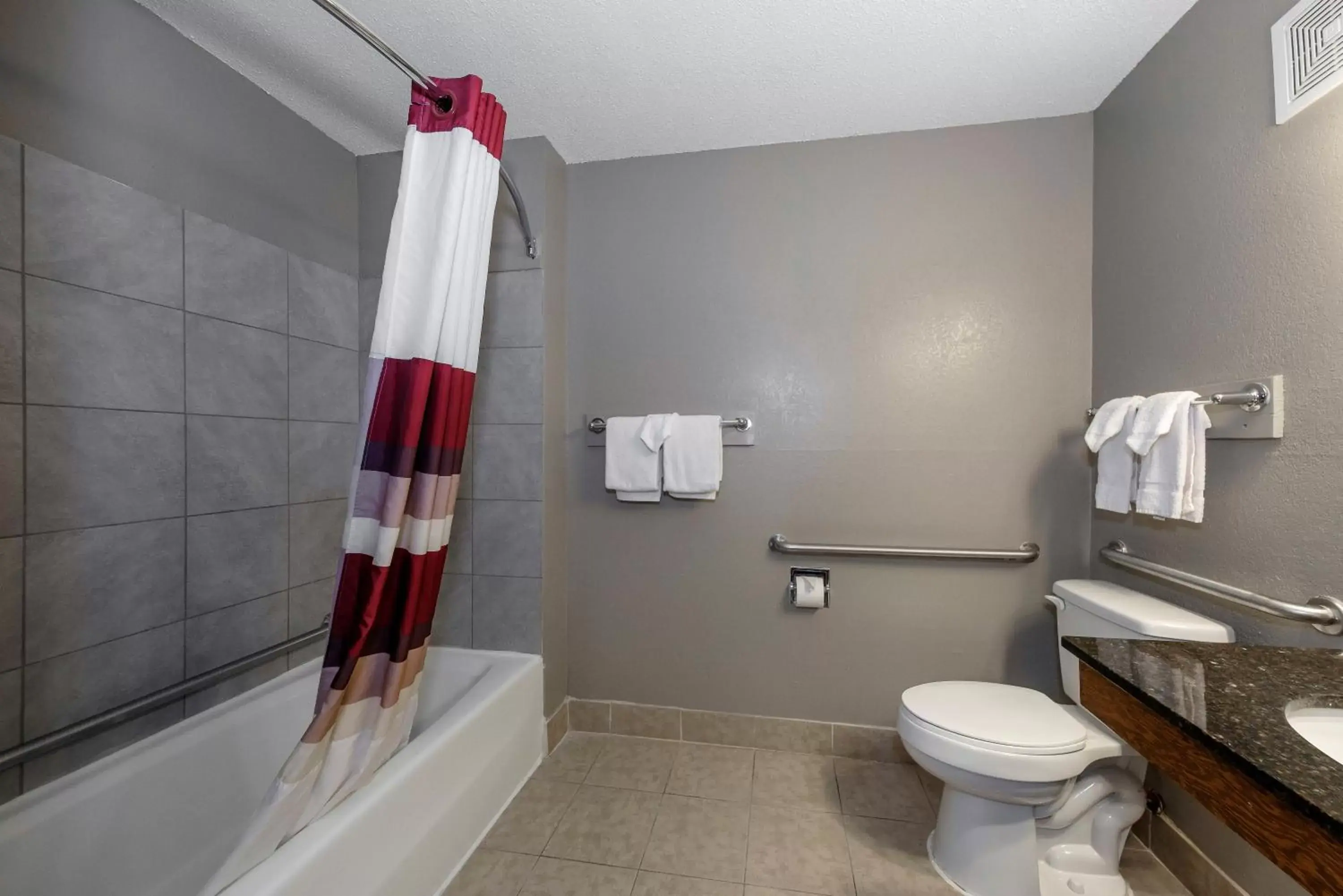 Bathroom in Red Roof Inn Culpeper