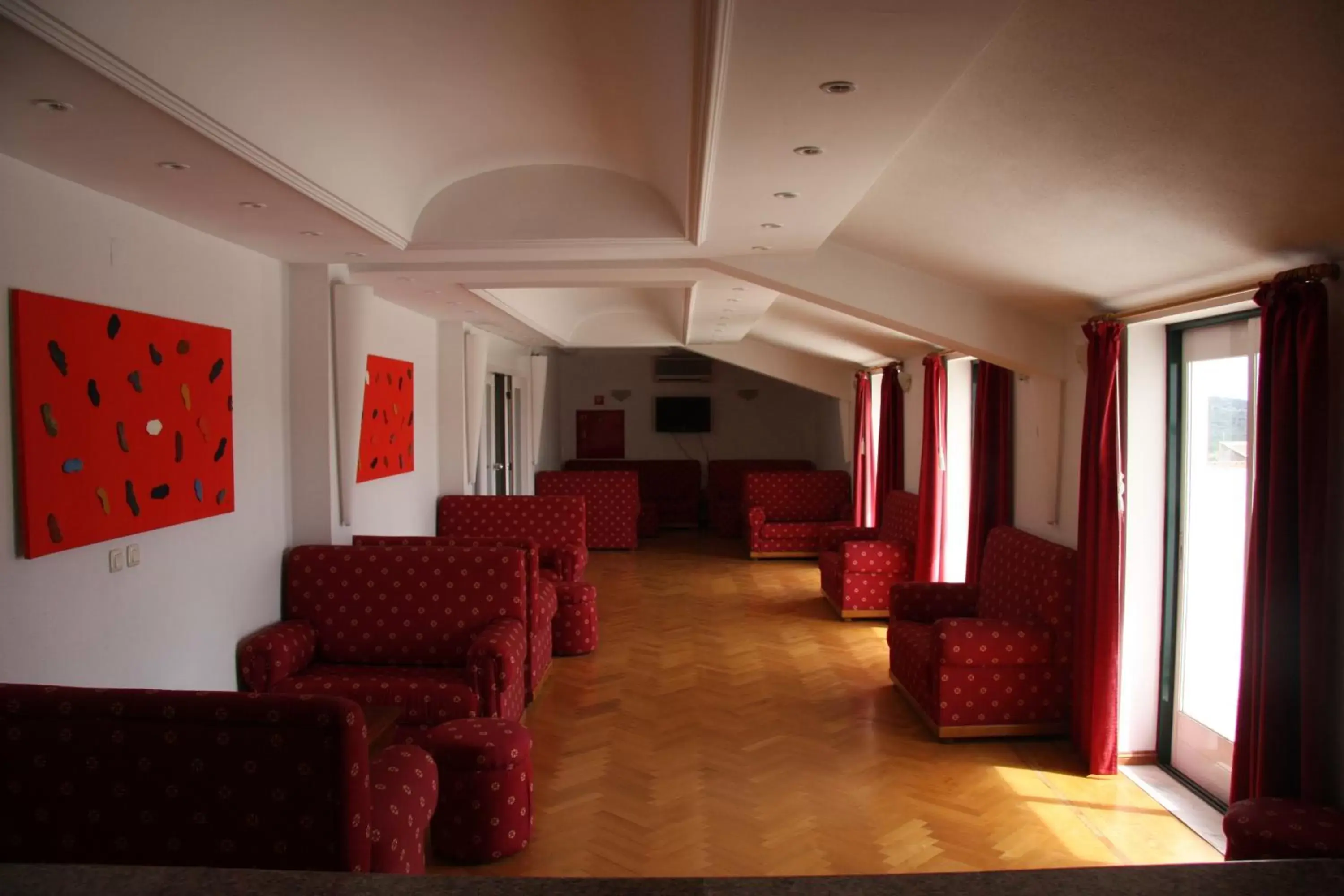 Communal lounge/ TV room in Hotel Turismo Miranda