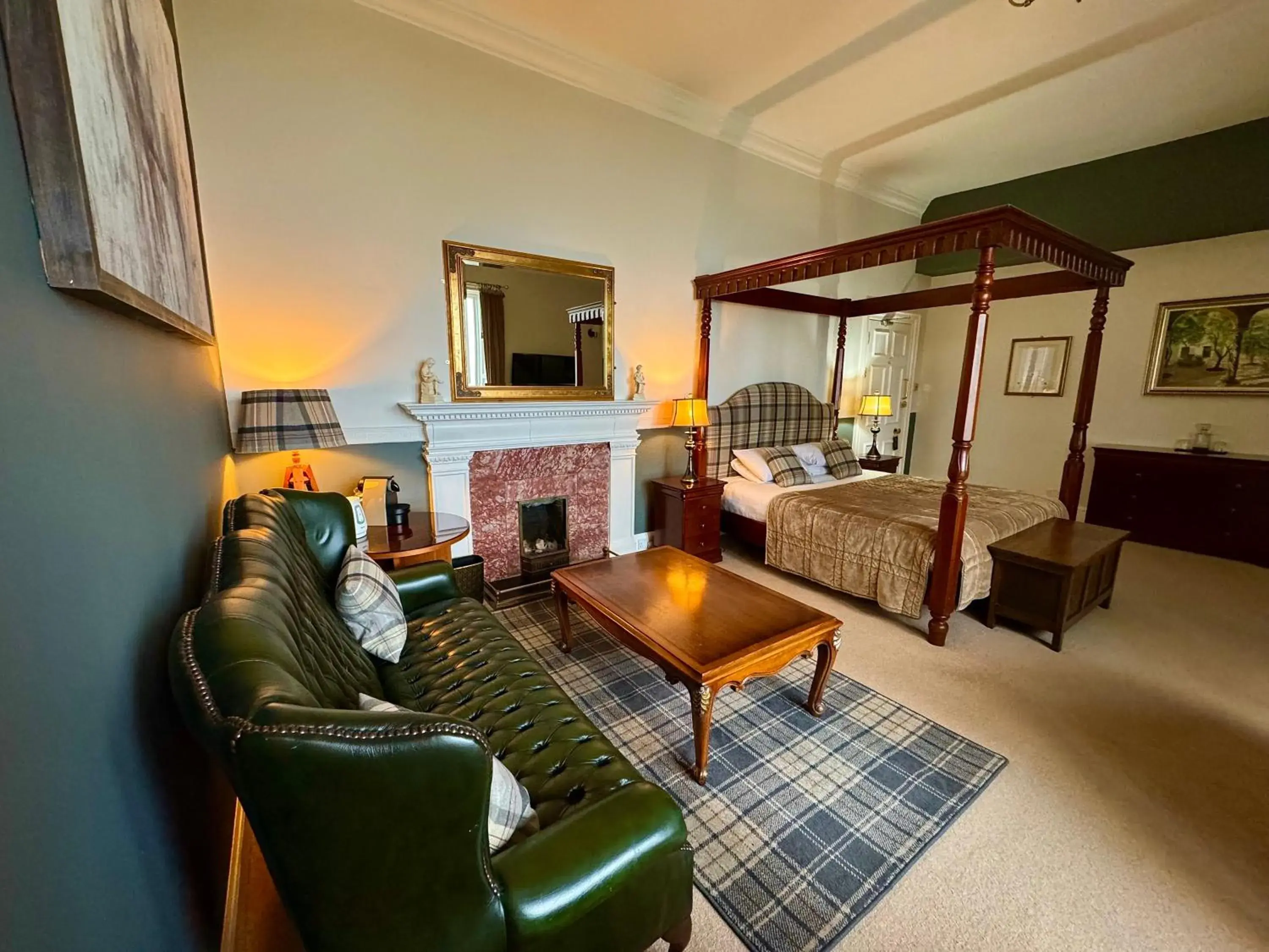 Bedroom, Seating Area in Invernairne Guest House