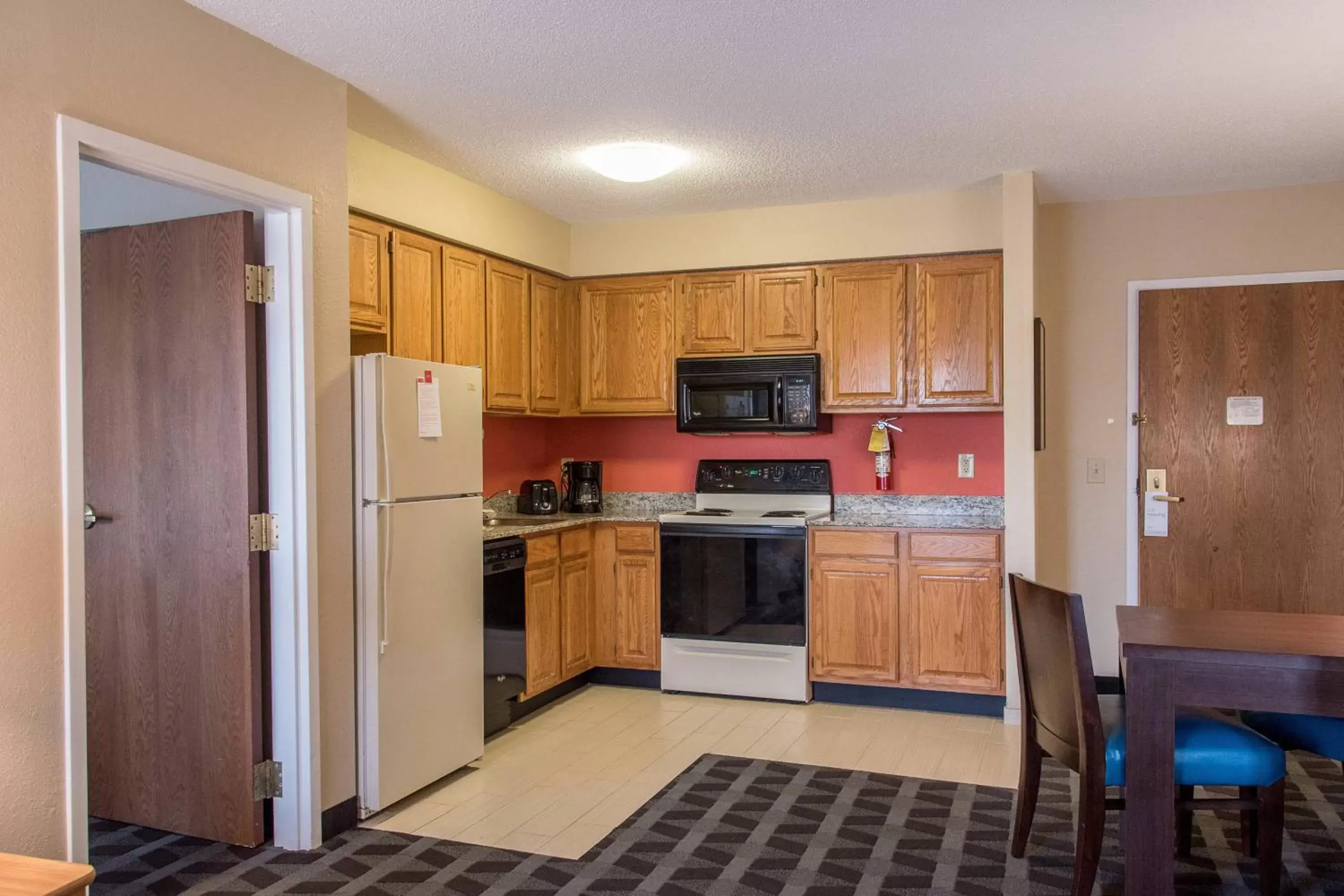 Bedroom, Kitchen/Kitchenette in TownePlace Suites by Marriott Lafayette