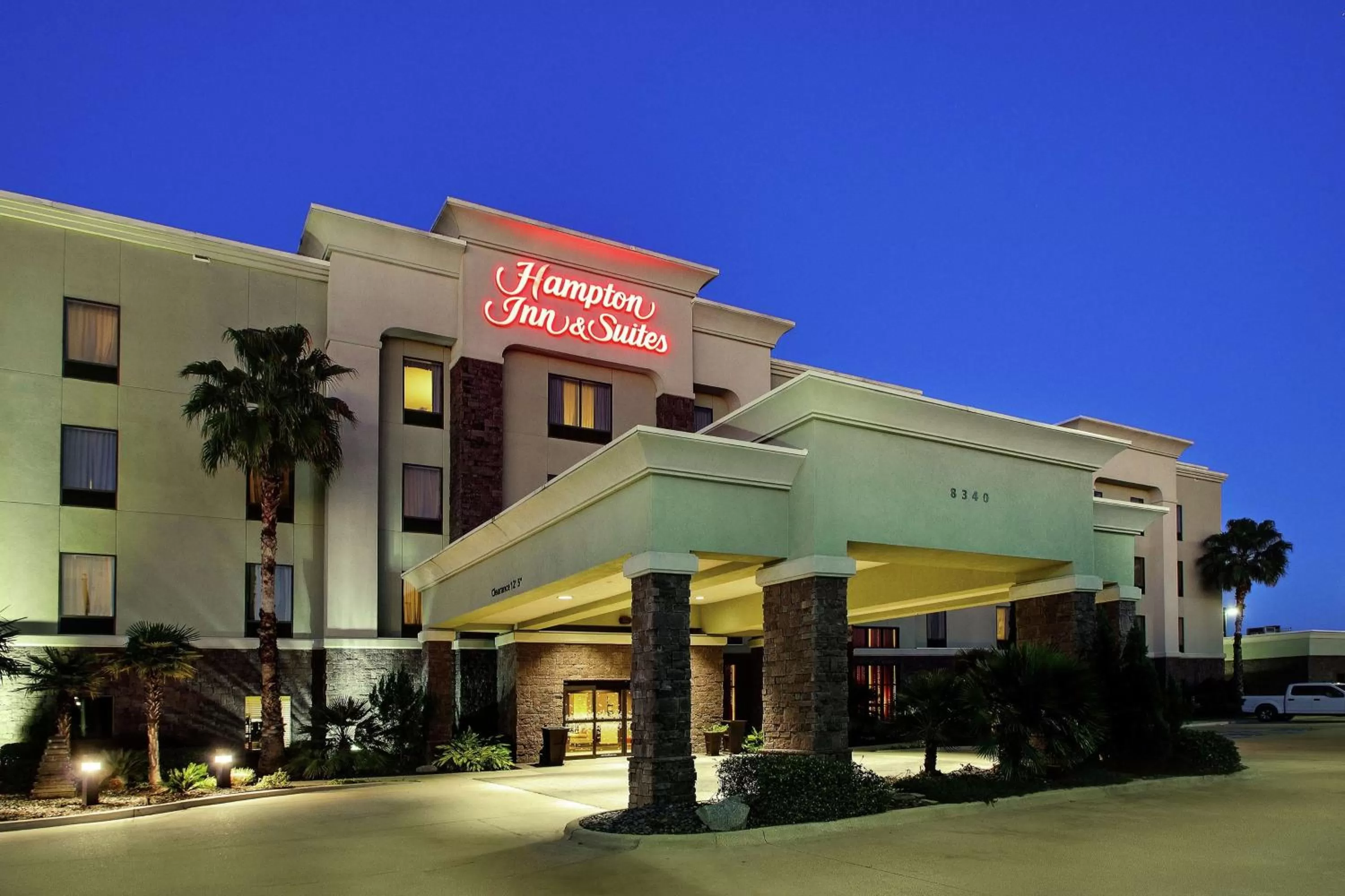 Property building in Hampton Inn & Suites Shreveport