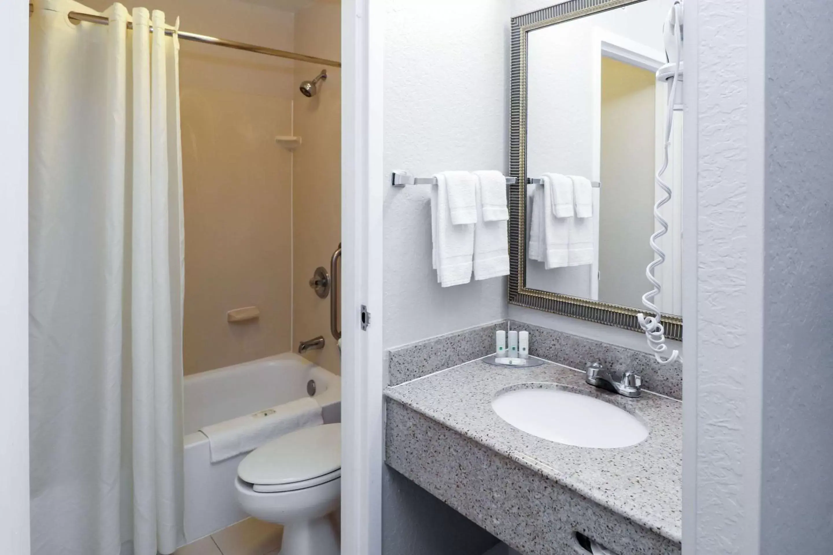 Bathroom in Quality Inn Miami Airport - Doral