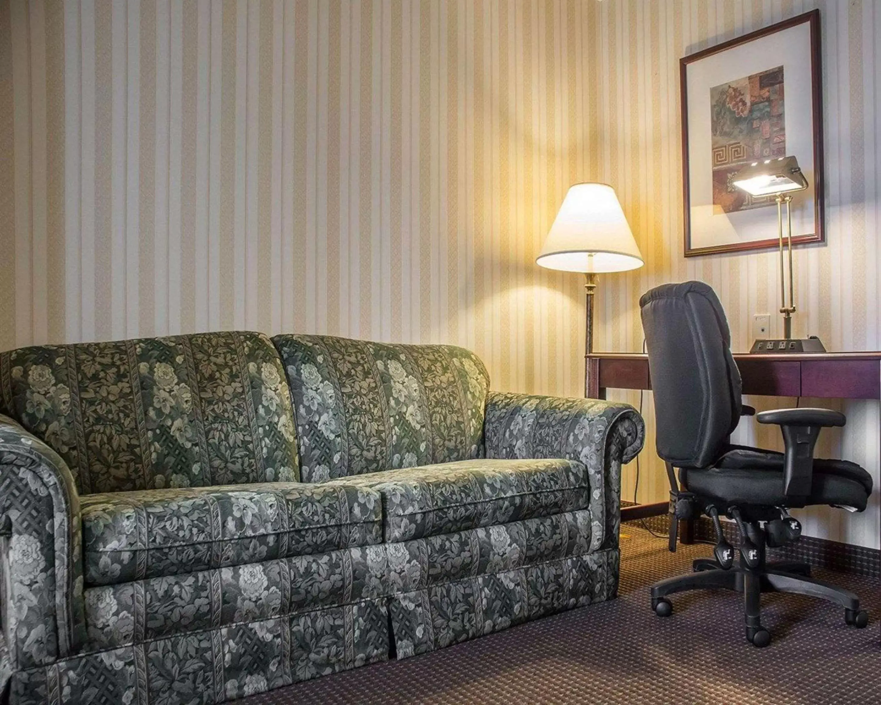 Photo of the whole room, Seating Area in Quality Hotel & Suites Woodstock