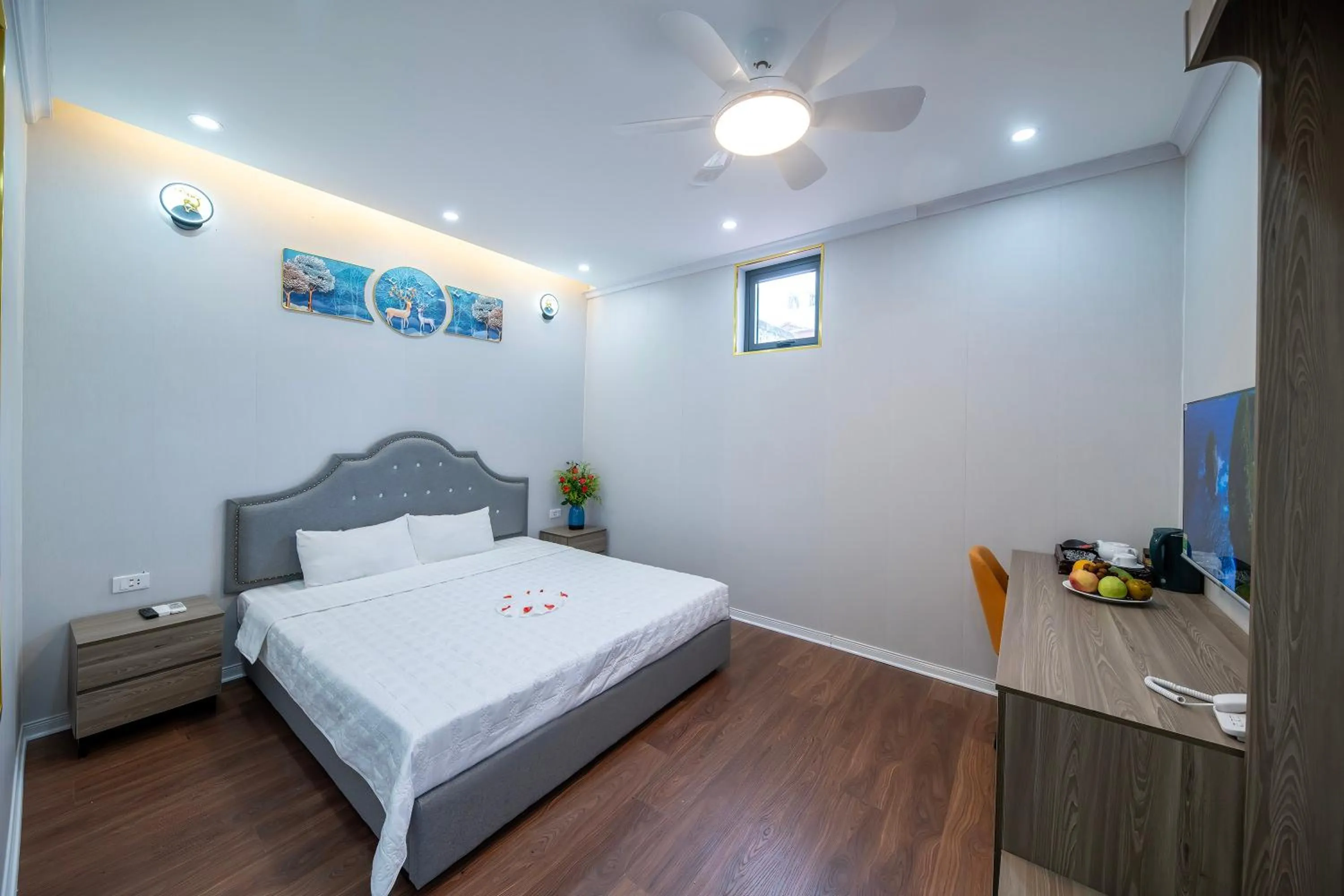 Photo of the whole room in Hanoi City Guest House