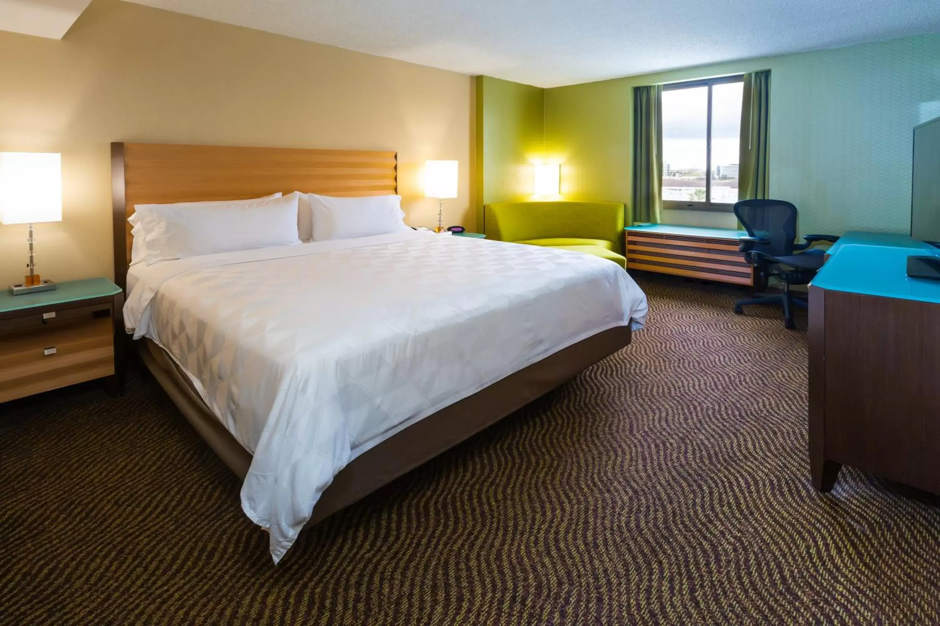 Bedroom, Bed in Holiday Inn San Jose-Silicon Valley, an IHG Hotel