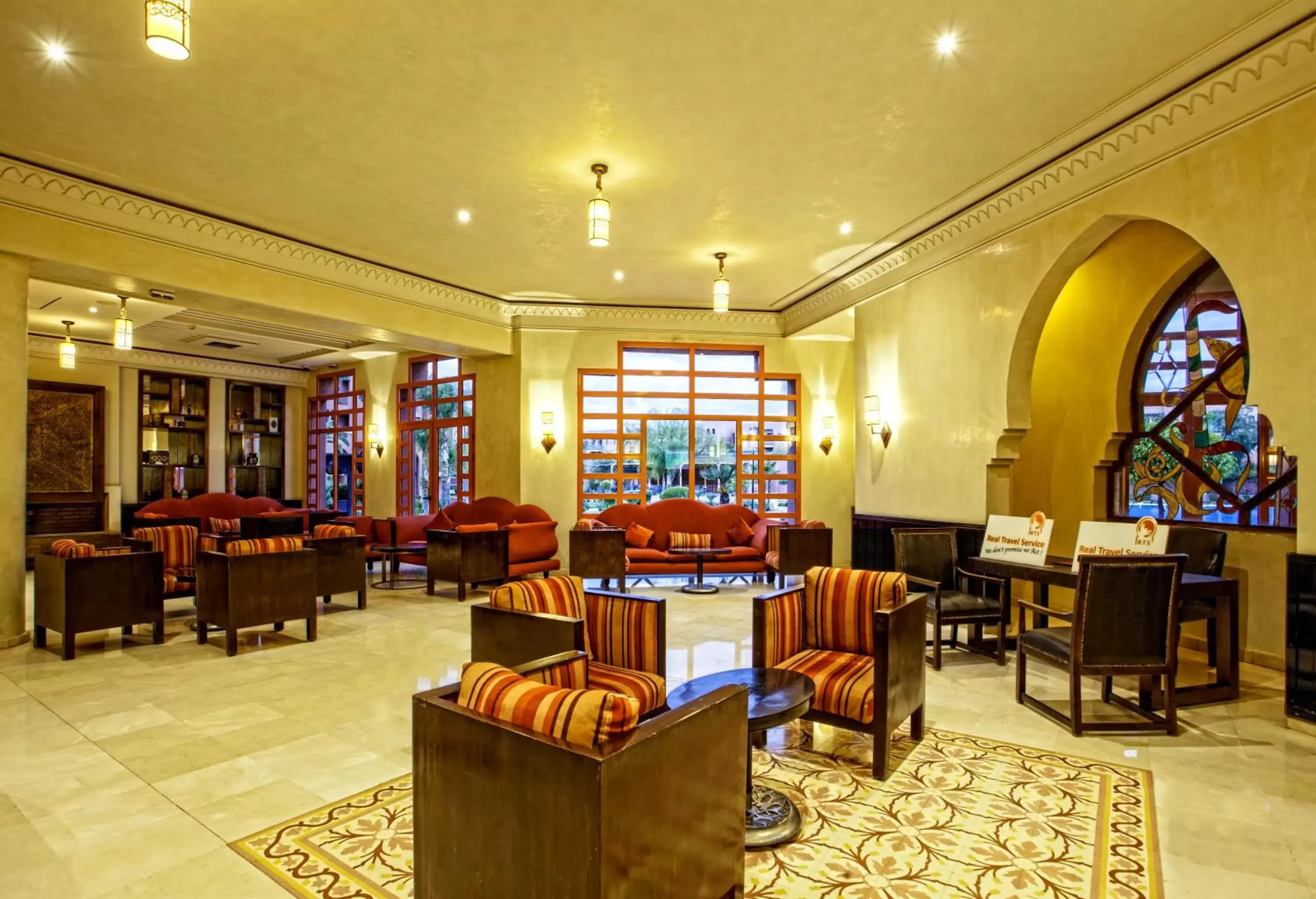 Communal lounge/ TV room in Palm Plaza Hôtel & Spa