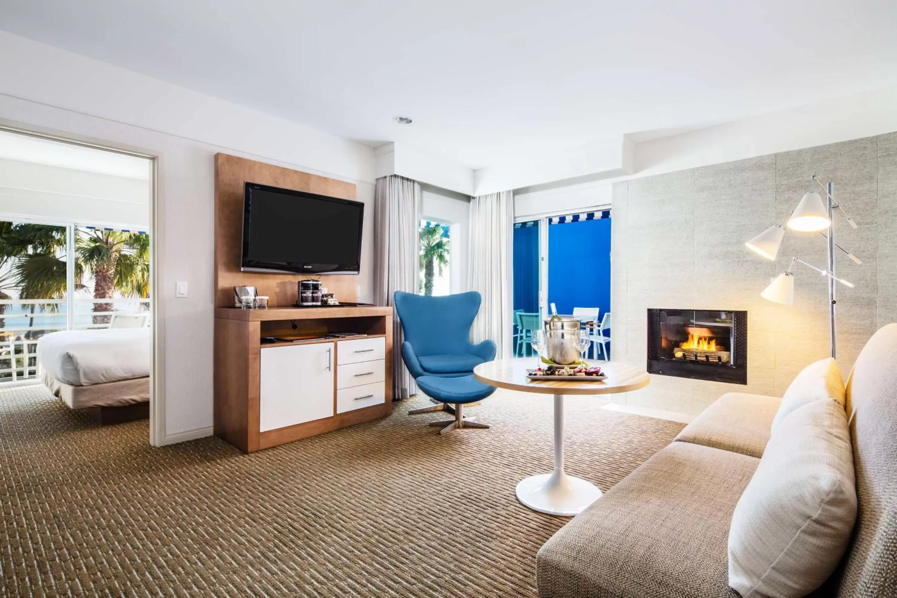 Bed, Seating Area in DoubleTree Suites by Hilton Doheny Beach