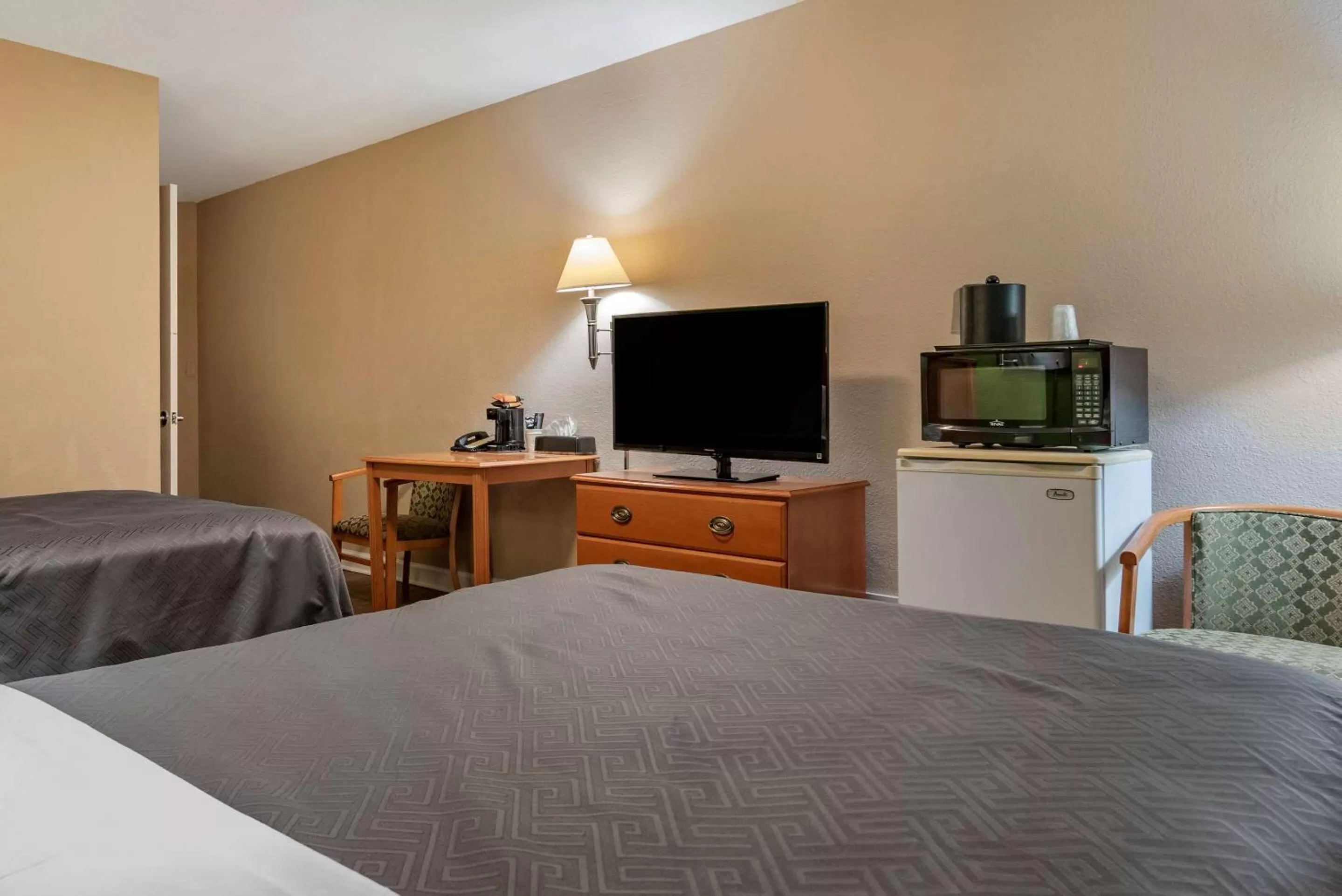 Photo of the whole room, Bed in Econo Lodge Tallahassee Downtown - University