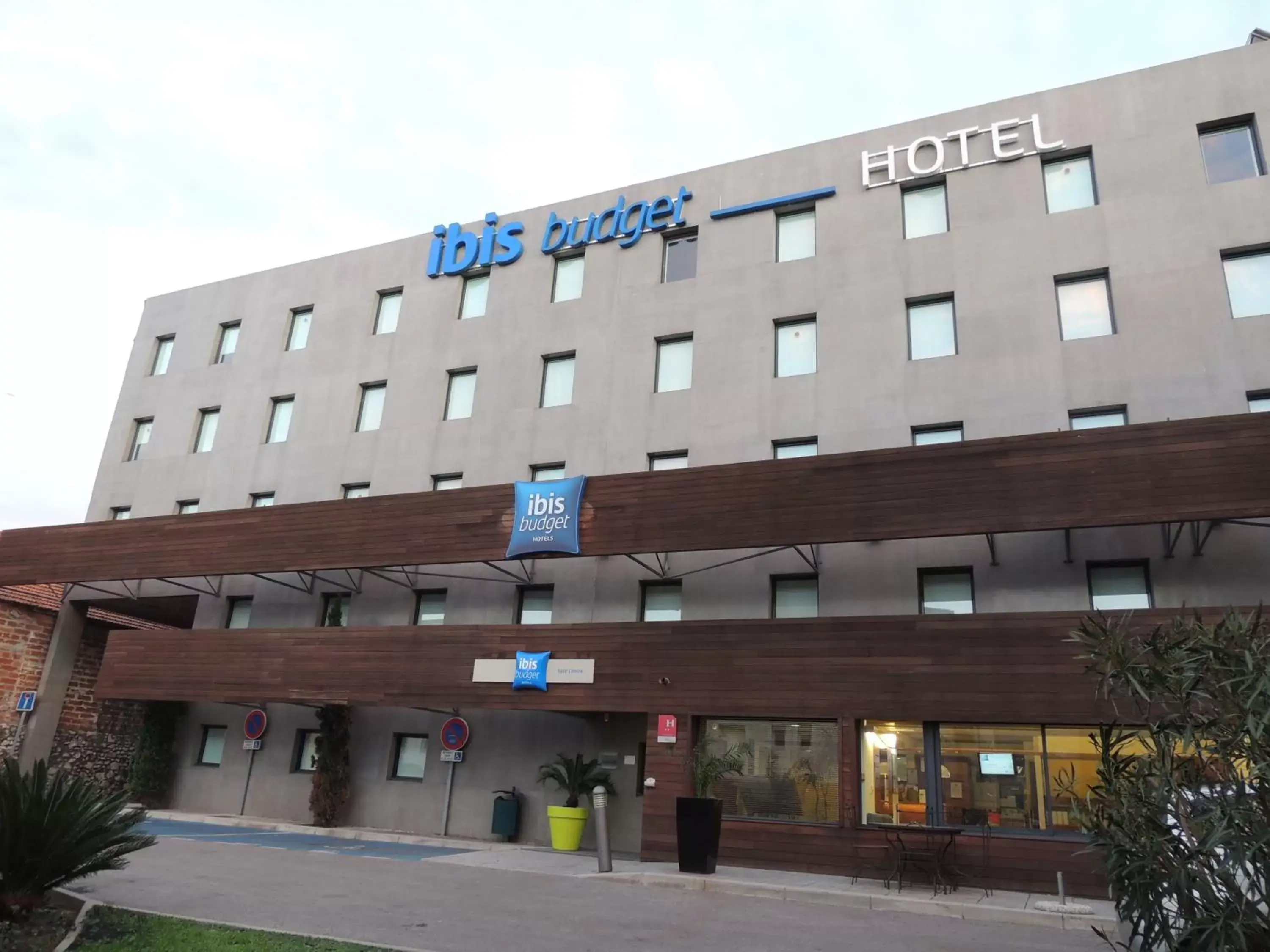 Facade/entrance in ibis budget Sète centre