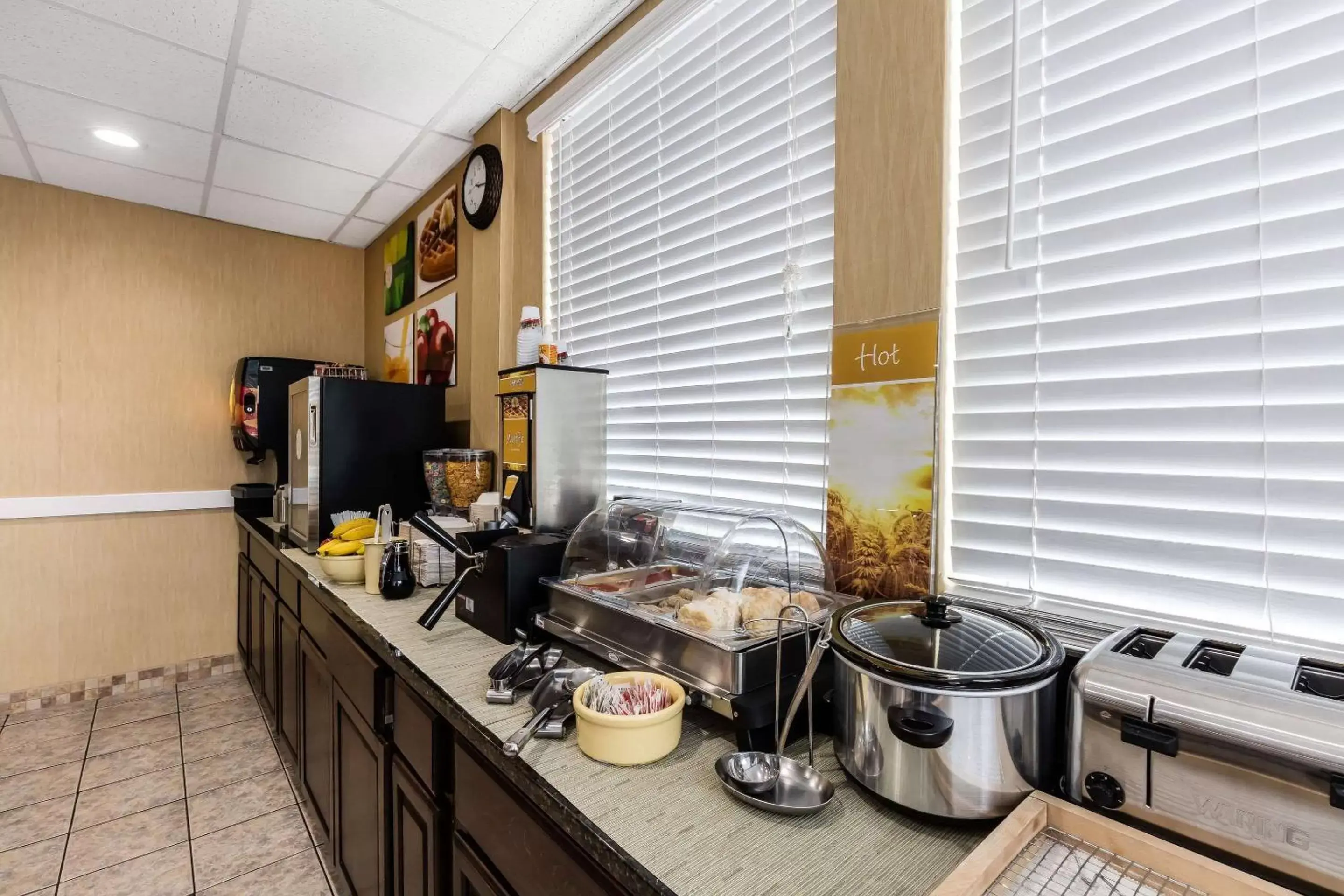 Restaurant/places to eat, Kitchen/Kitchenette in Quality Inn Tullahoma