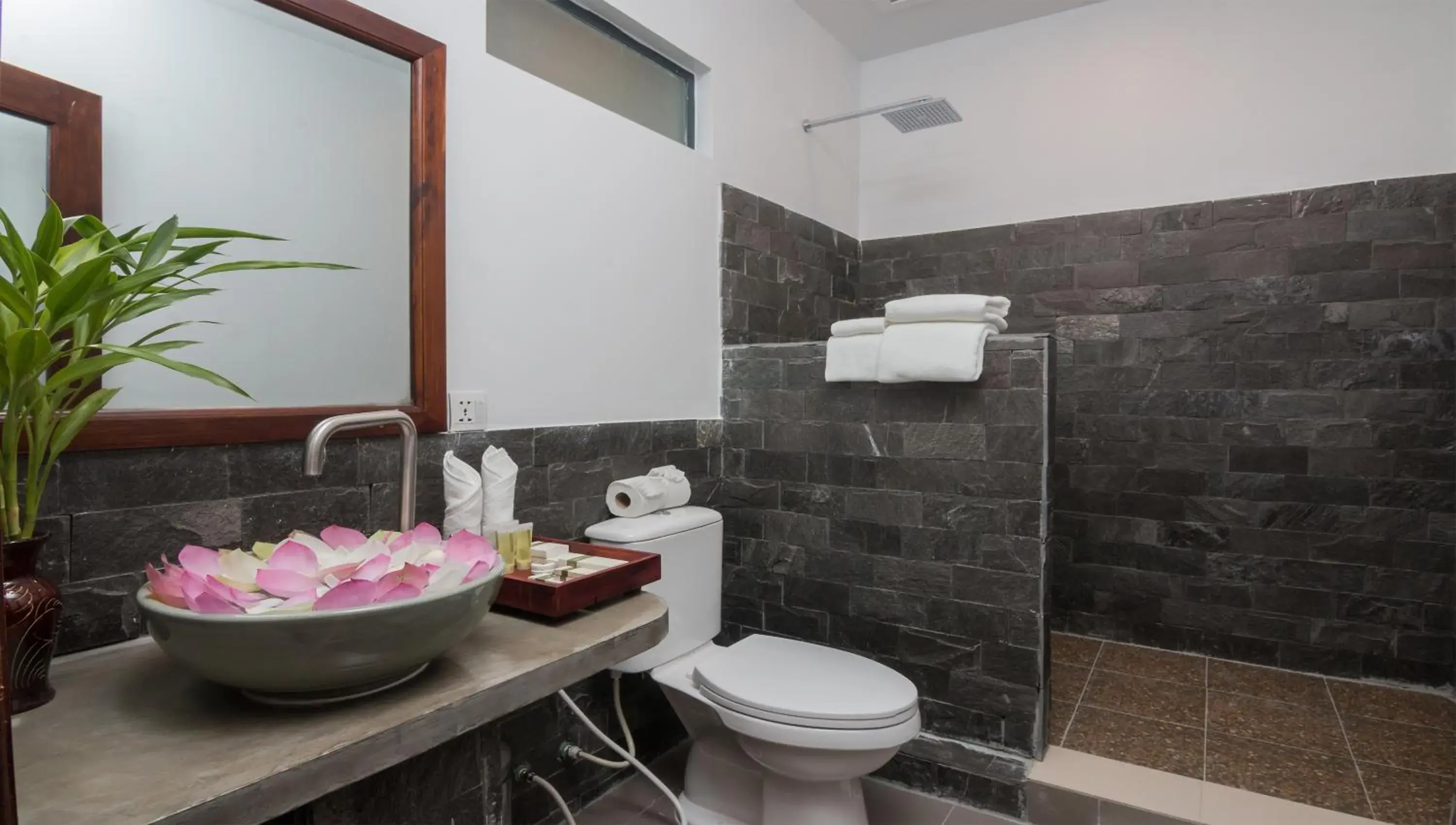 Toilet, Bathroom in Green Amazon Residence Hotel