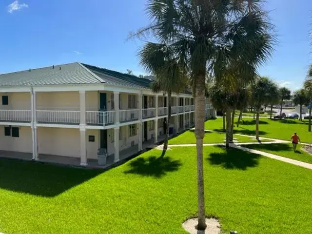 Garden, Property Building in Windsor inn of Jacksonville