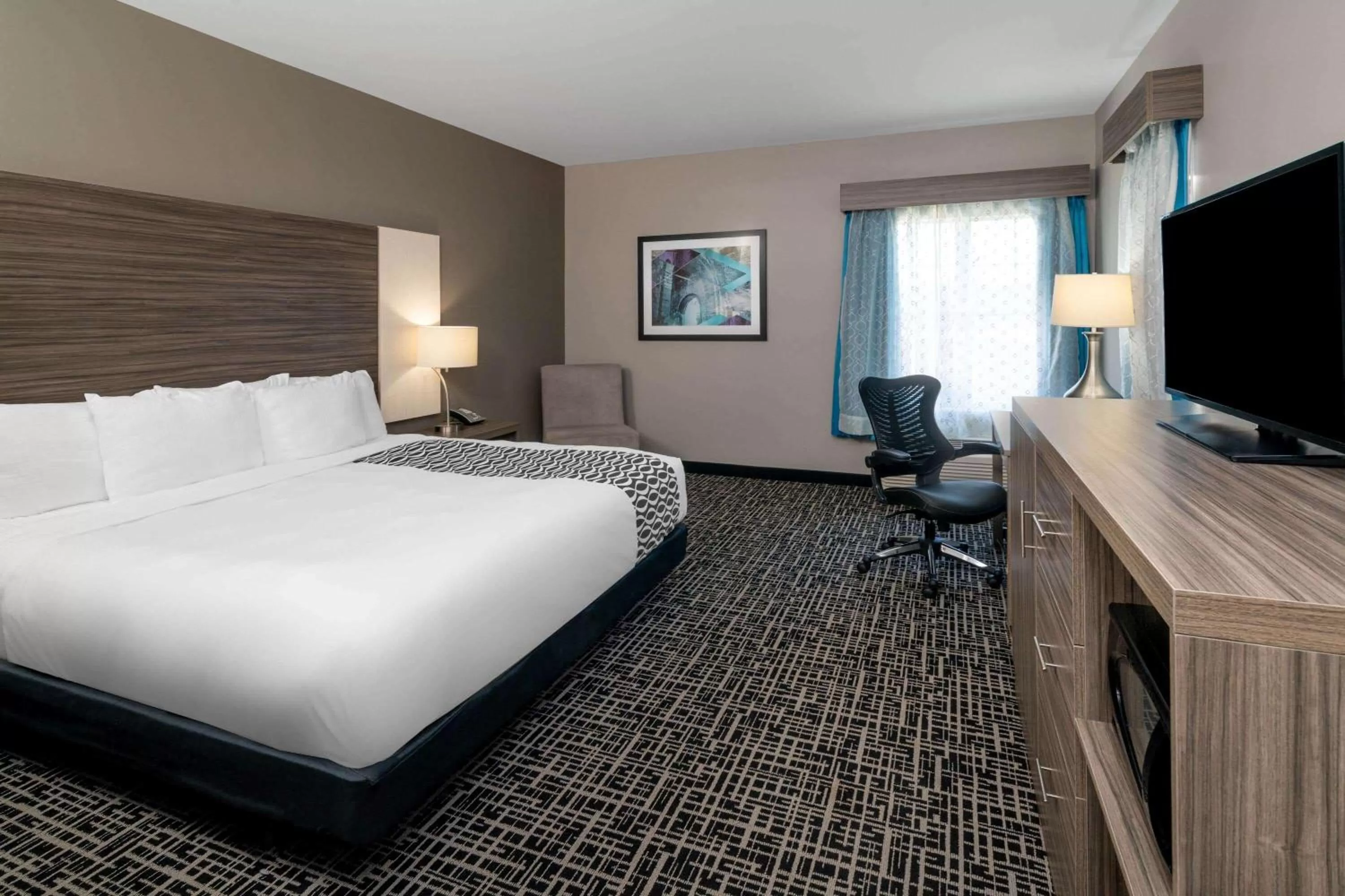 Photo of the whole room, Bed in La Quinta by Wyndham Forsyth