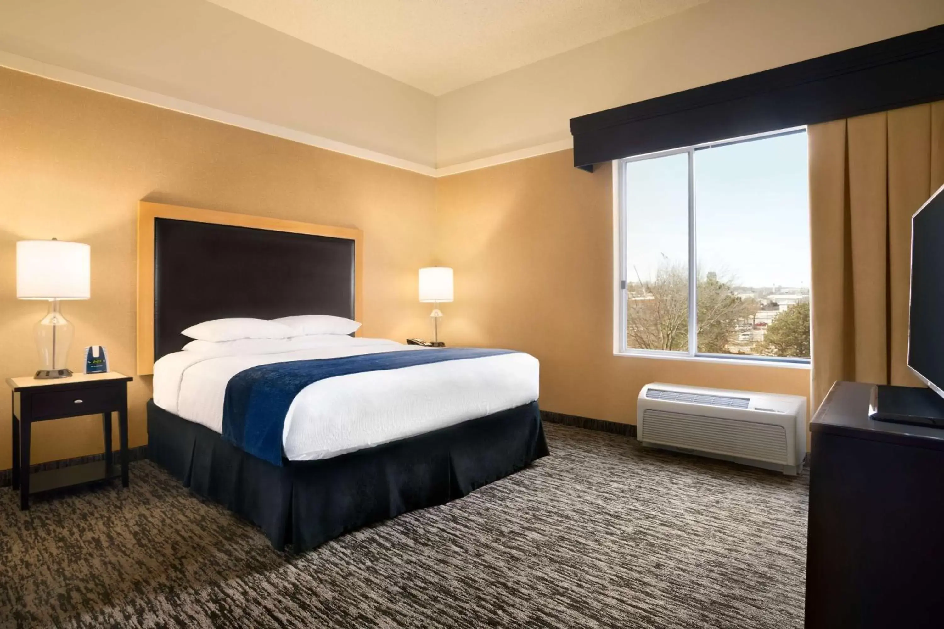 Living room, Bed in DoubleTree by Hilton Hotel Oklahoma City Airport