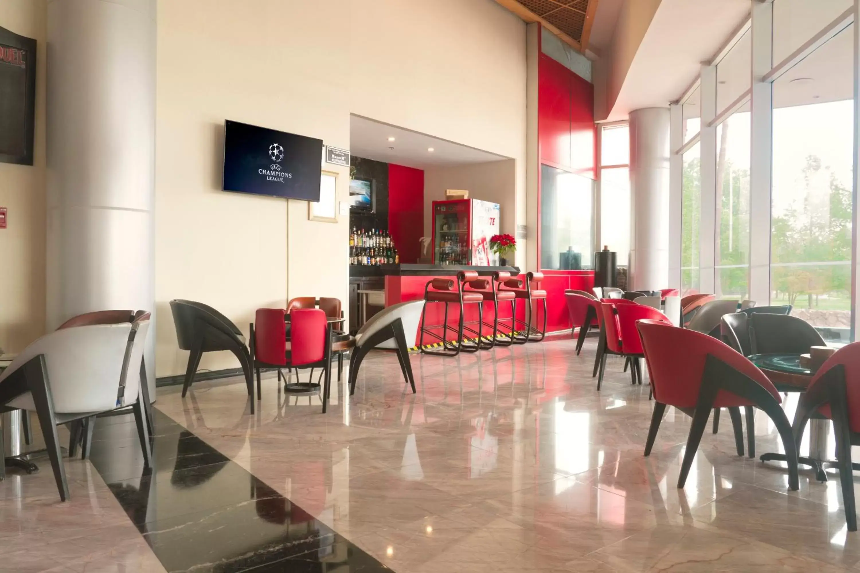 Lounge or bar, Restaurant/Places to Eat in Holiday Inn Monterrey-Parque Fundidora, an IHG Hotel