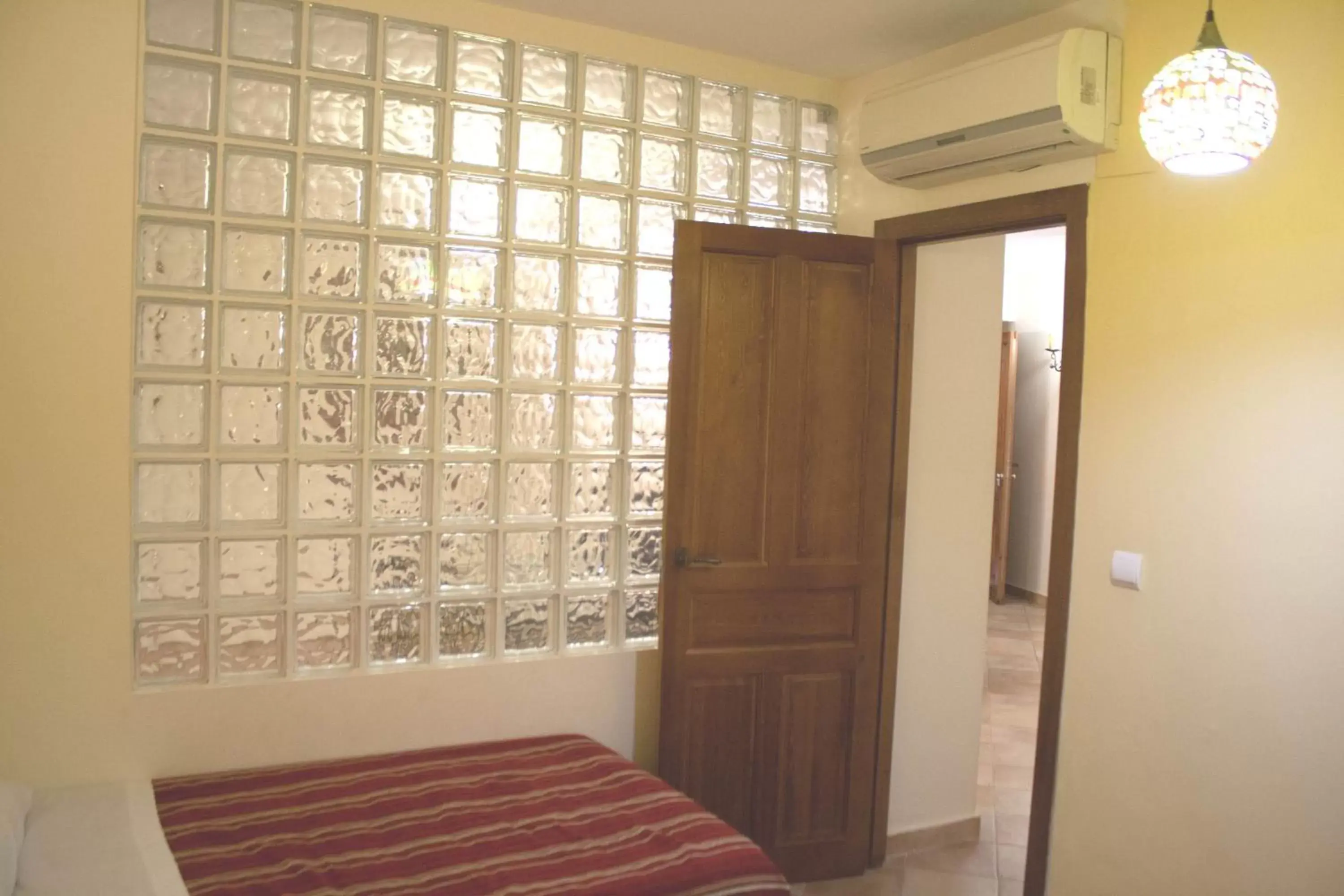 Bedroom, TV/Entertainment Center in Abadia Suites