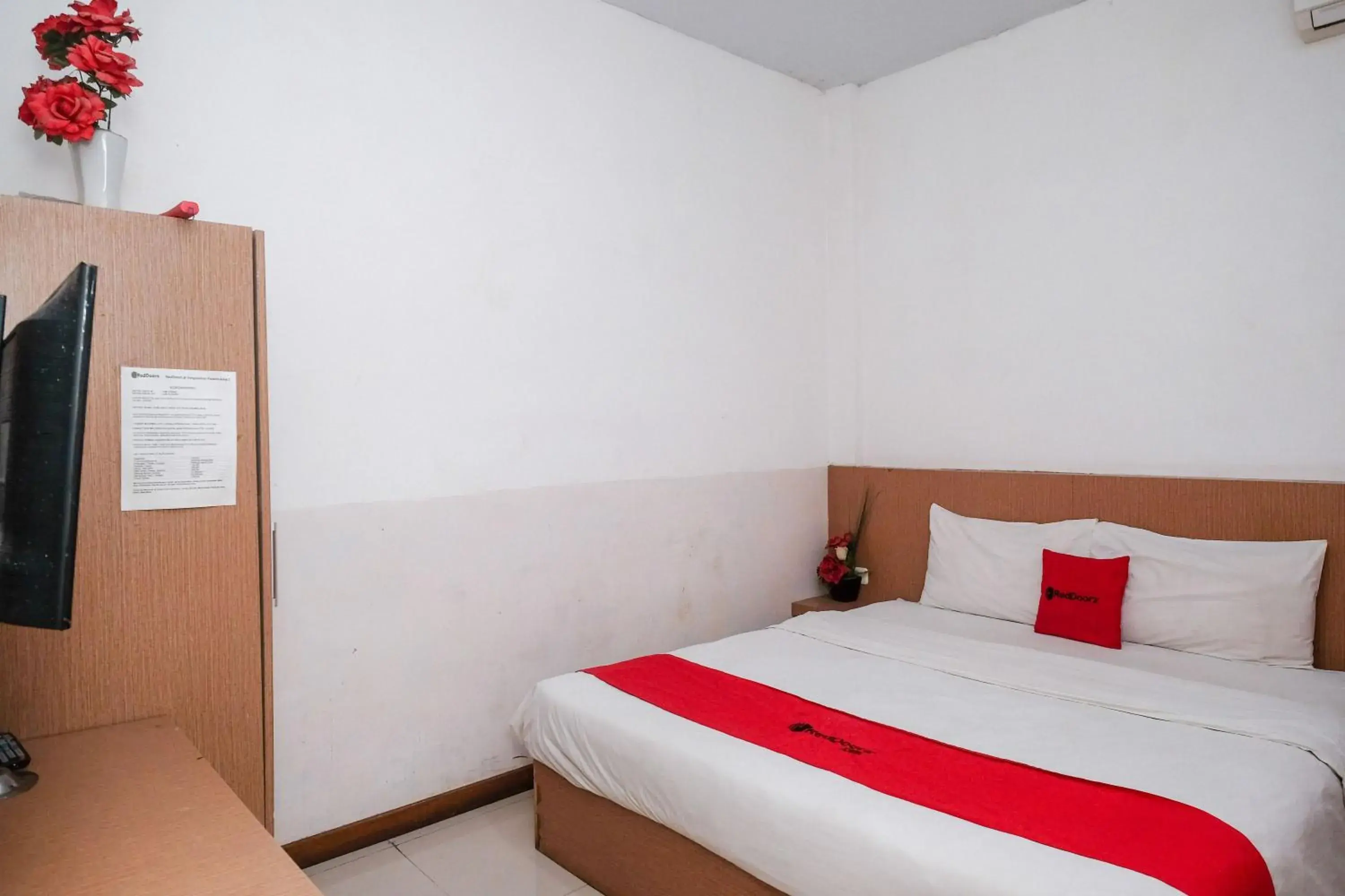 Bedroom, Bed in RedDoorz @ Pengayoman Panakkukang 2
