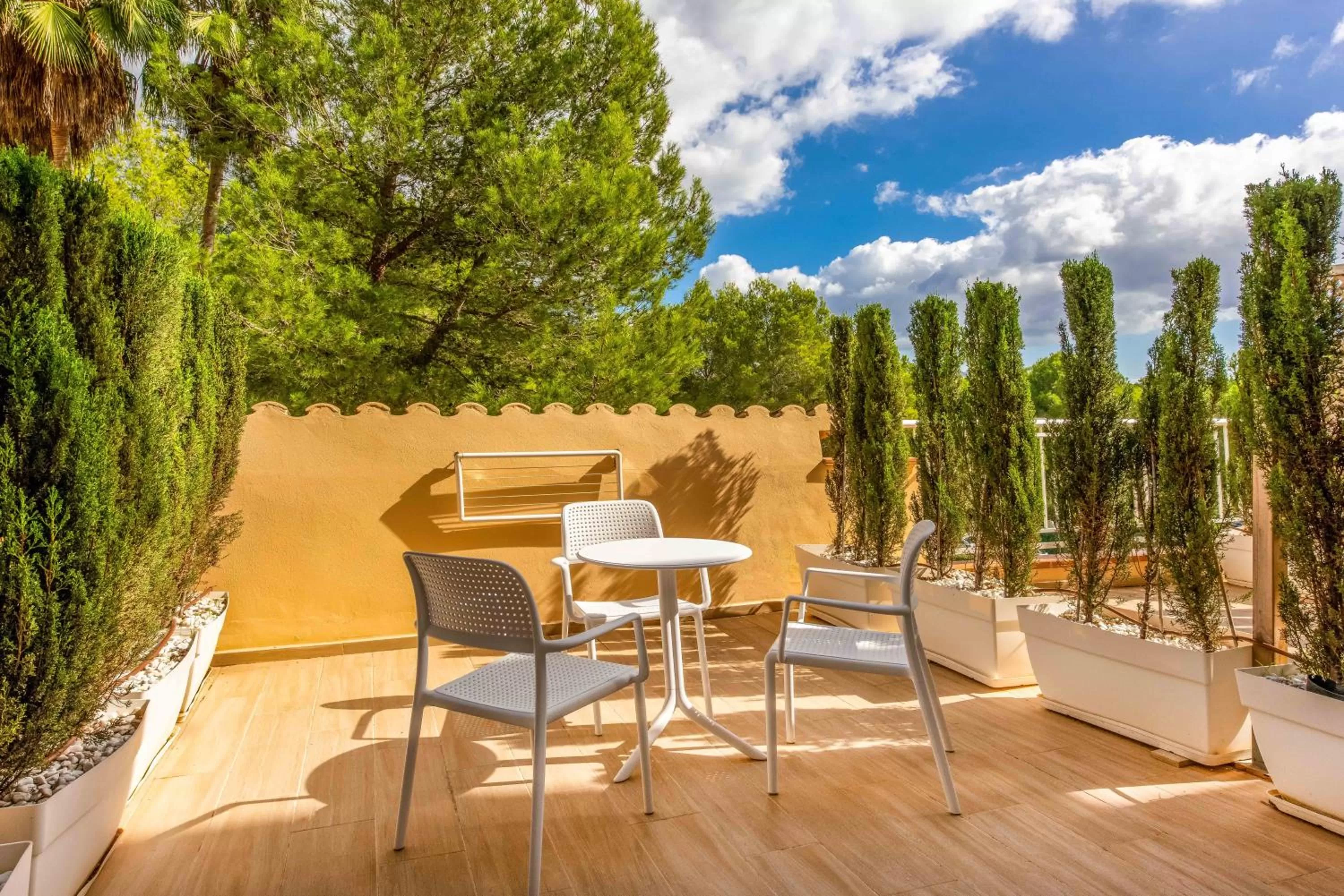 Patio in Valentin Grand Park Suite Hotel