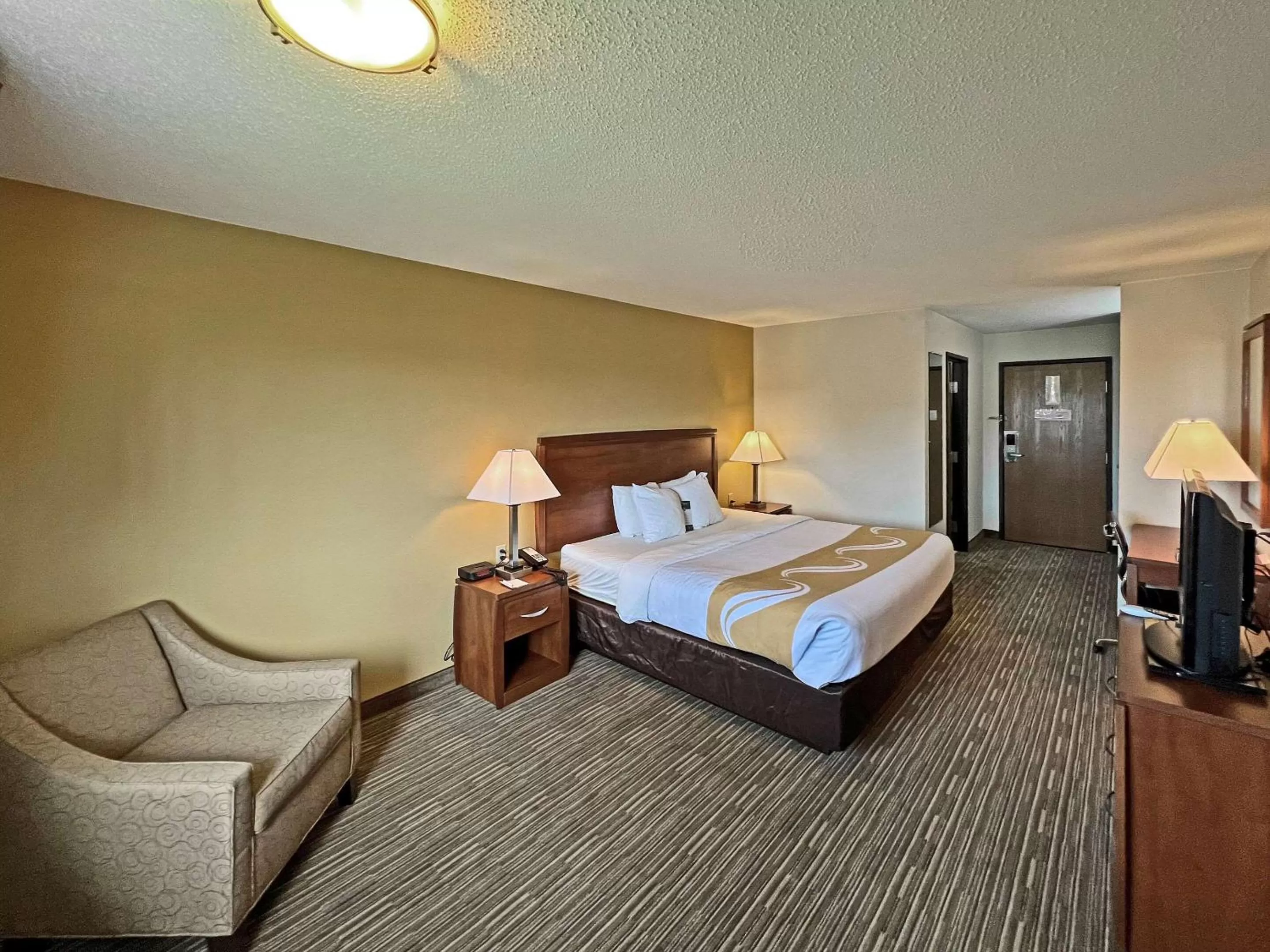 Bedroom, Bed in Quality Inn Mitchell I-90