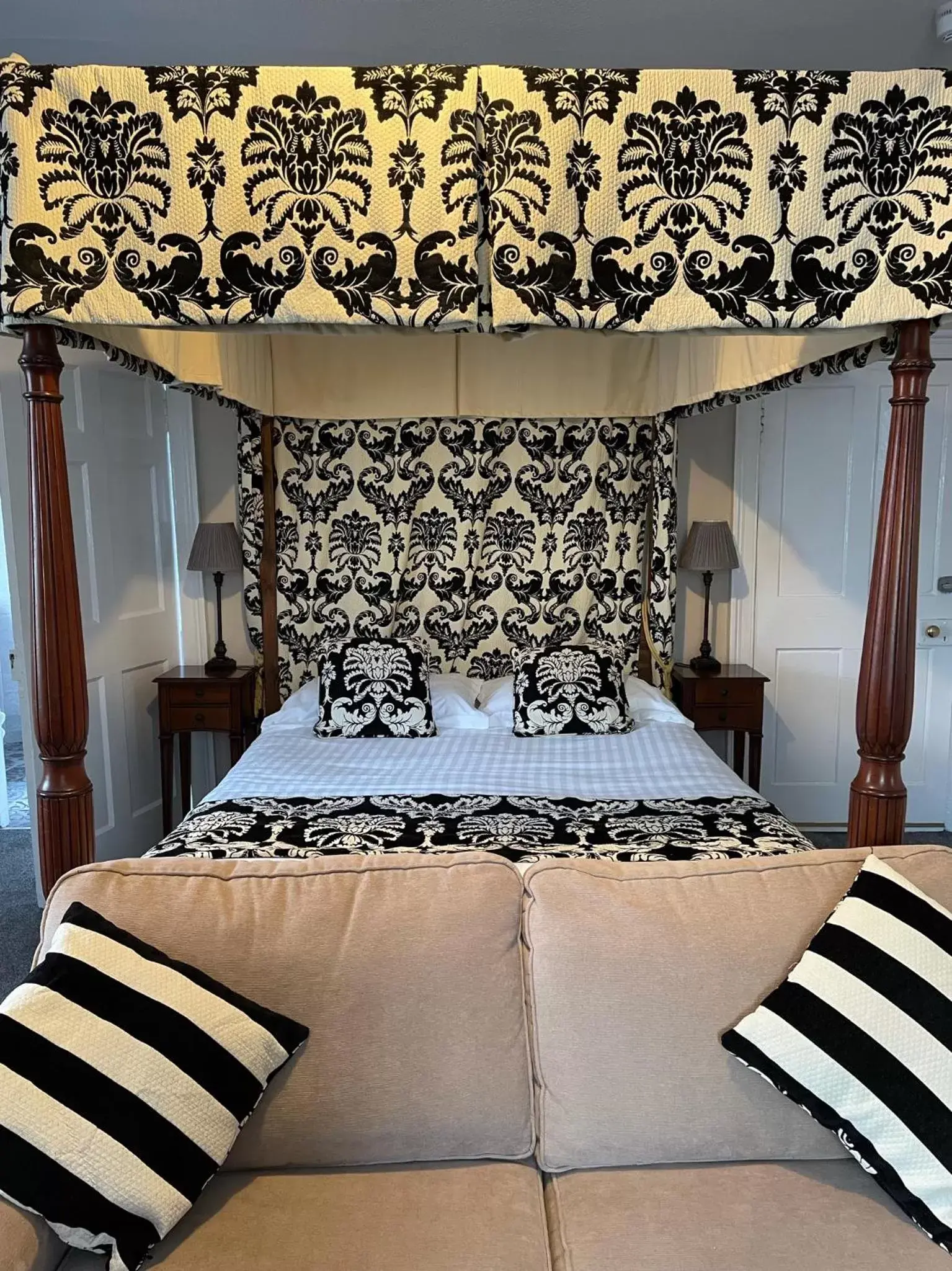 Bed in The Original Rosslyn Inn