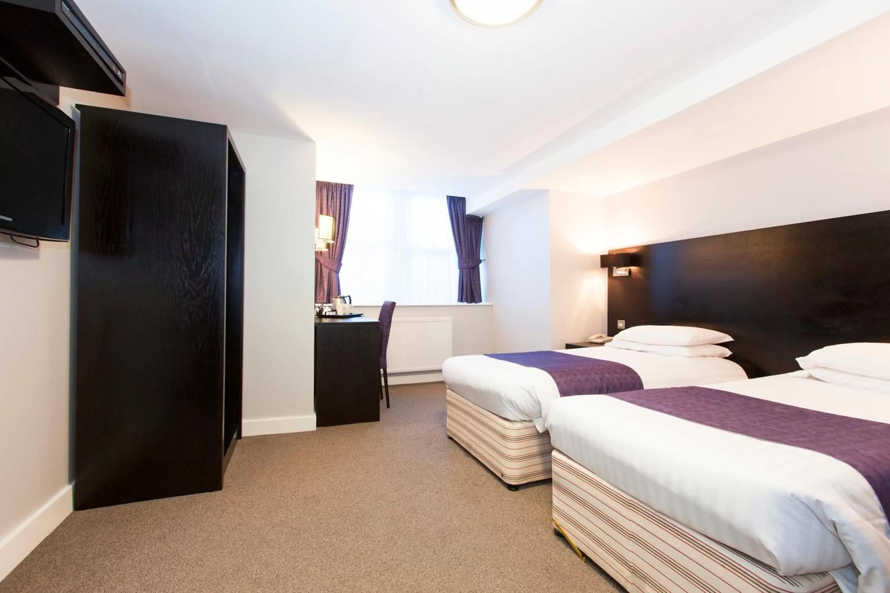 Bed in The Abbey Lodge Hotel