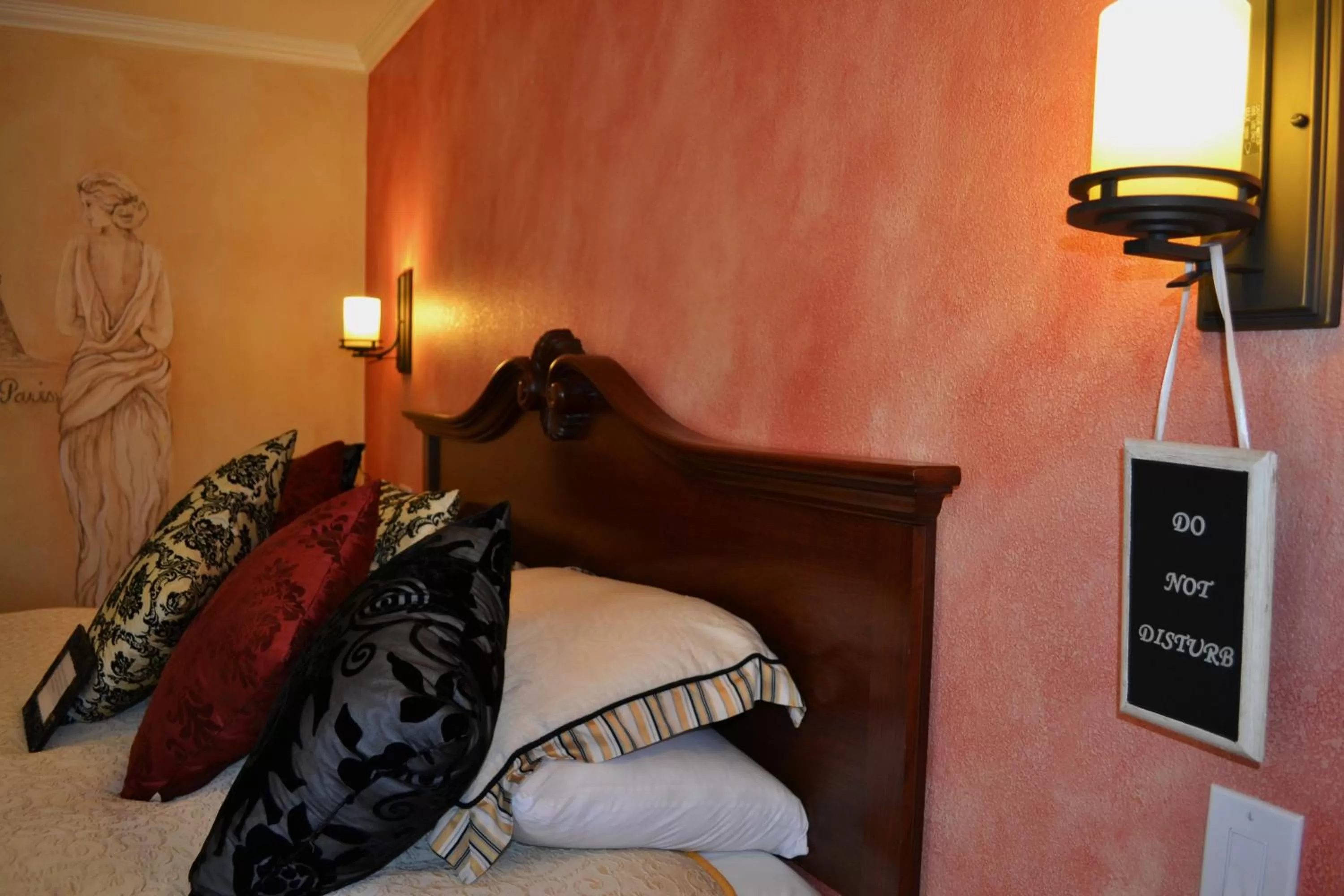 Decorative detail, Bed in Chardonnay Lodge