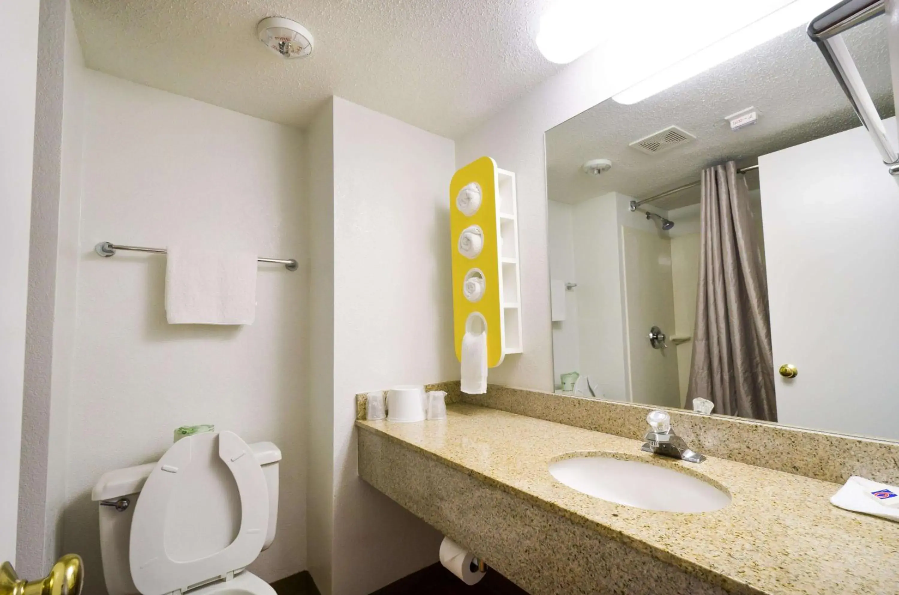 Toilet, Bathroom in Motel 6-Springfield, DC - Washington Southwest