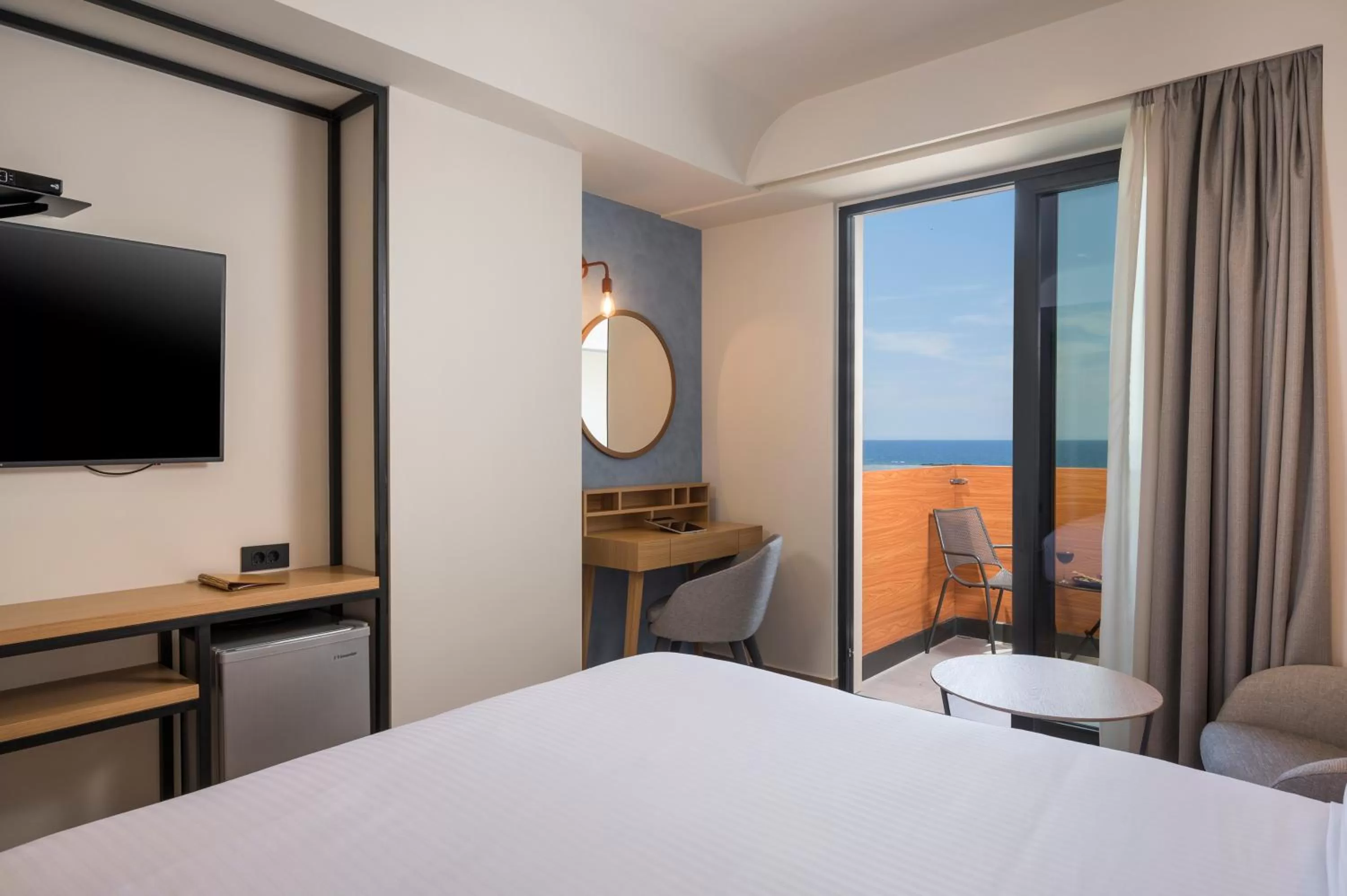 Photo of the whole room, Bed in Hyperion City Hotel & Spa