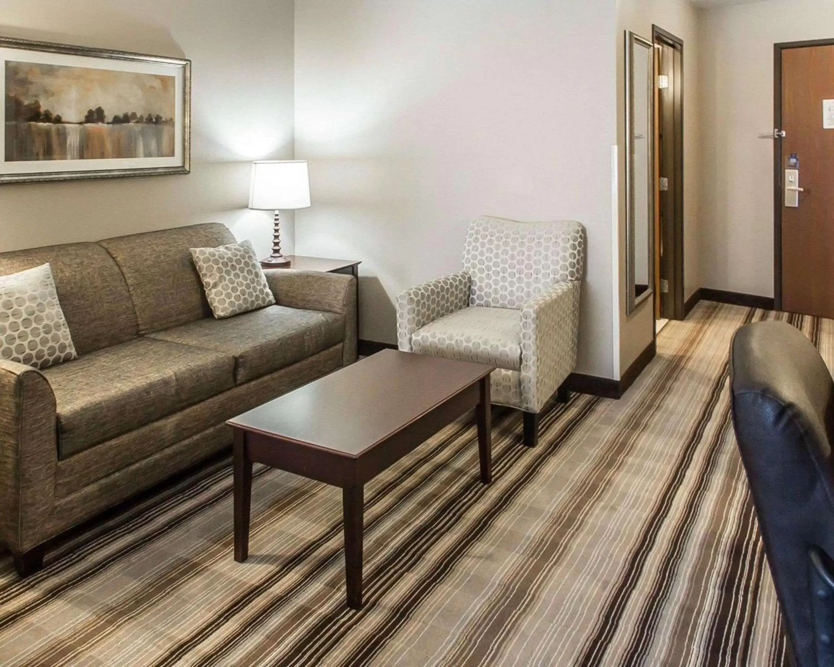 Bedroom, Seating Area in Comfort Suites Hudson I-94