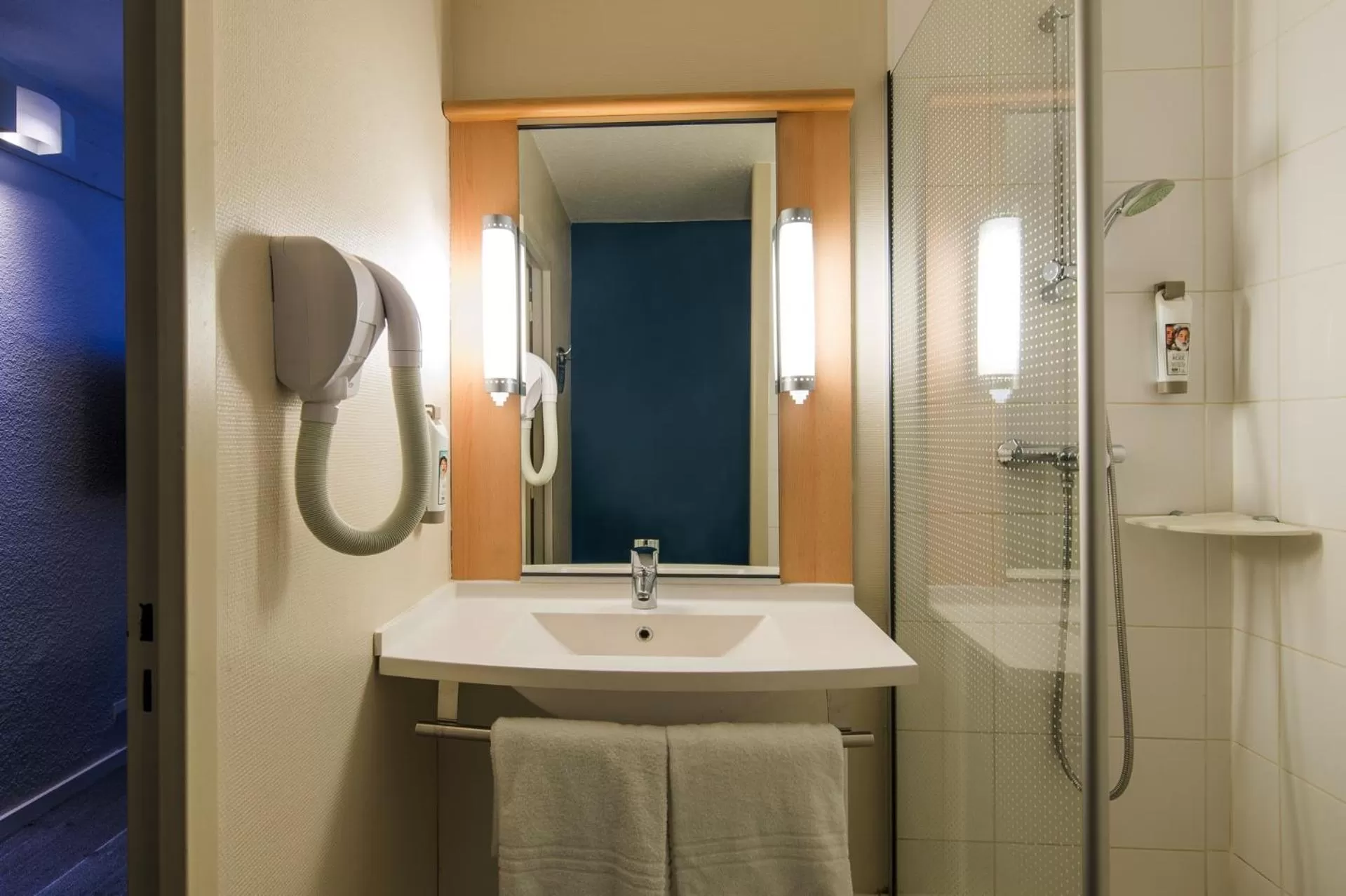 Shower in ibis Tours Nord