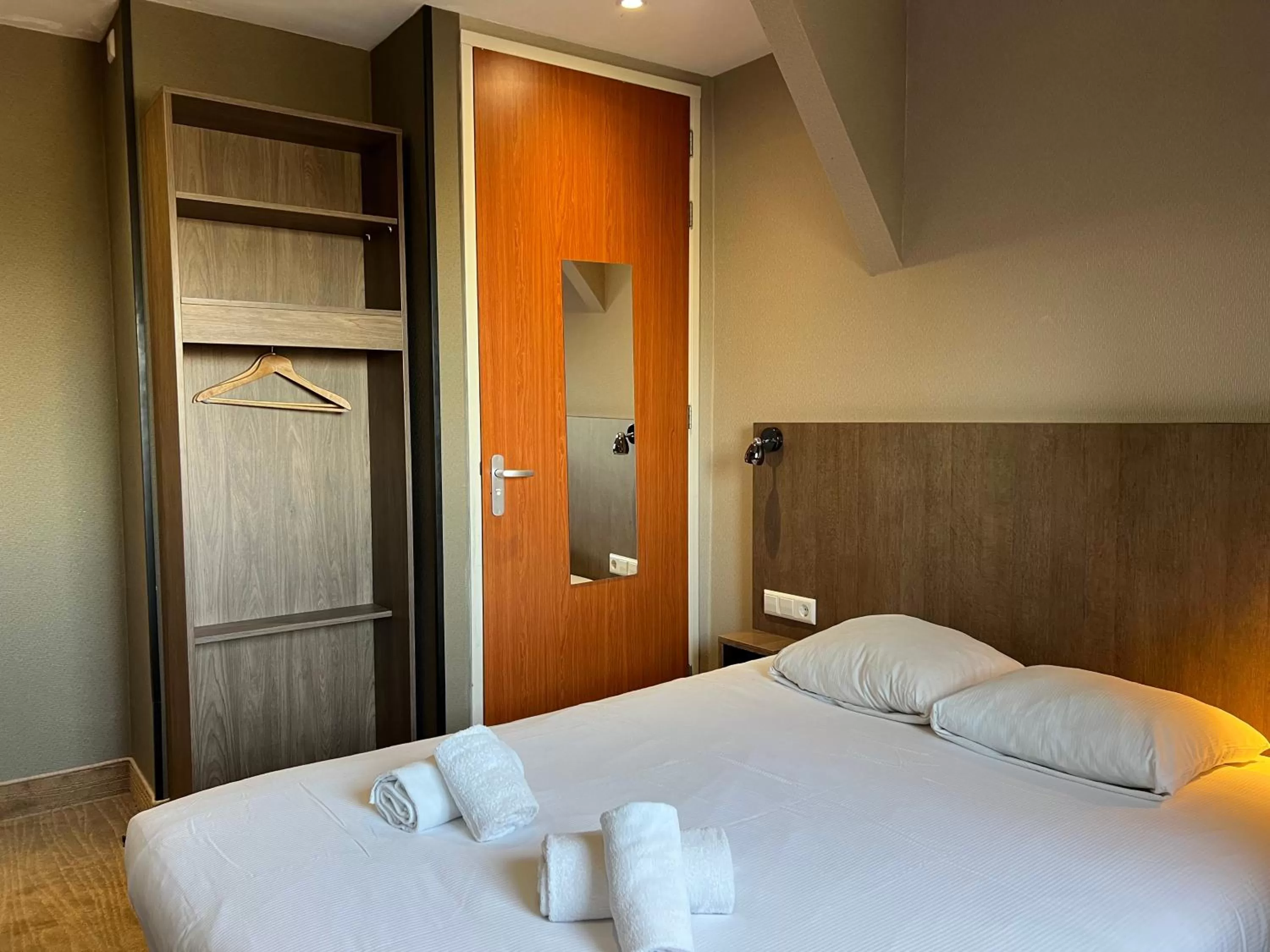 Photo of the whole room, Bed in Blossoms City Hotel