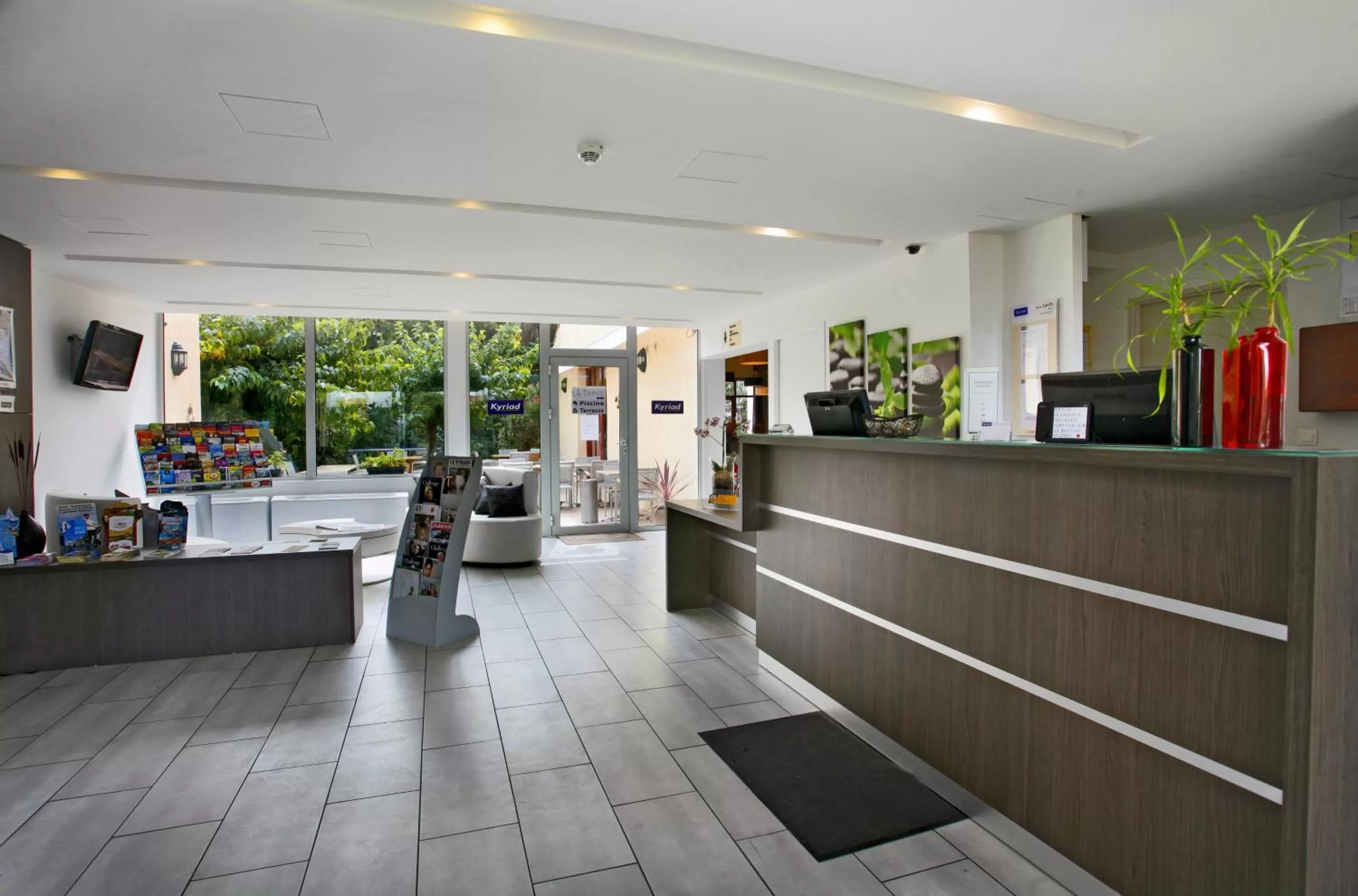 Lobby or reception in Kyriad Montpellier Aéroport - Gare Sud de France