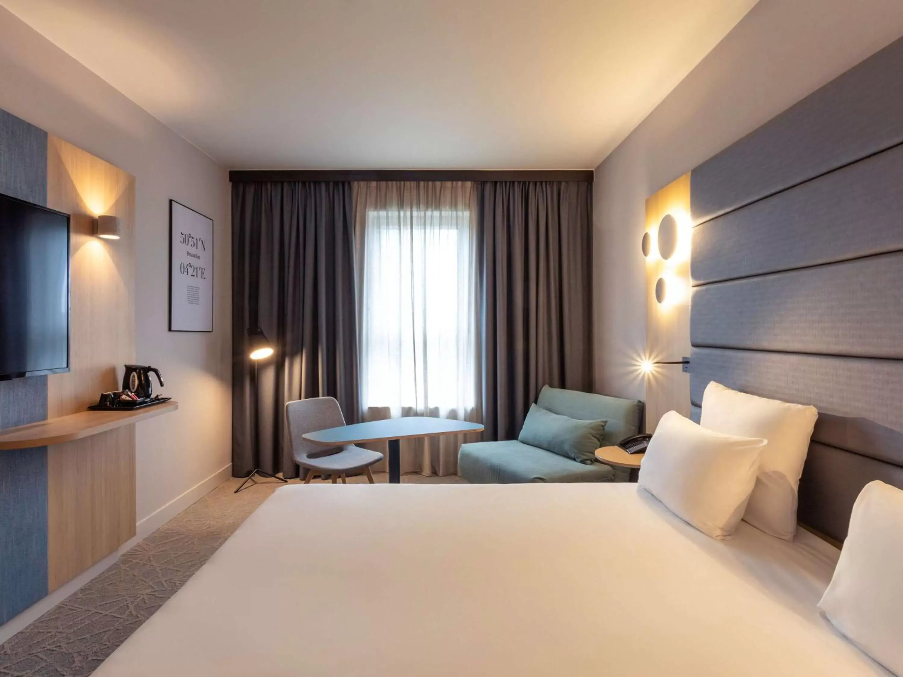 Property building, Bed in Novotel Brussels Centre Midi