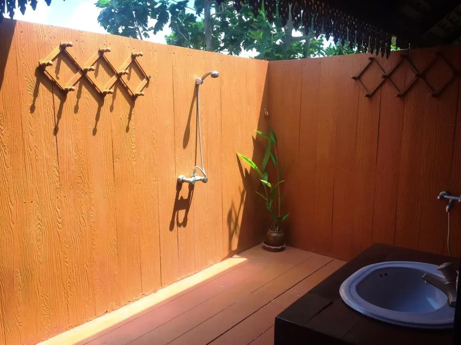 Shower in Ruen Thai Rim Haad Resort