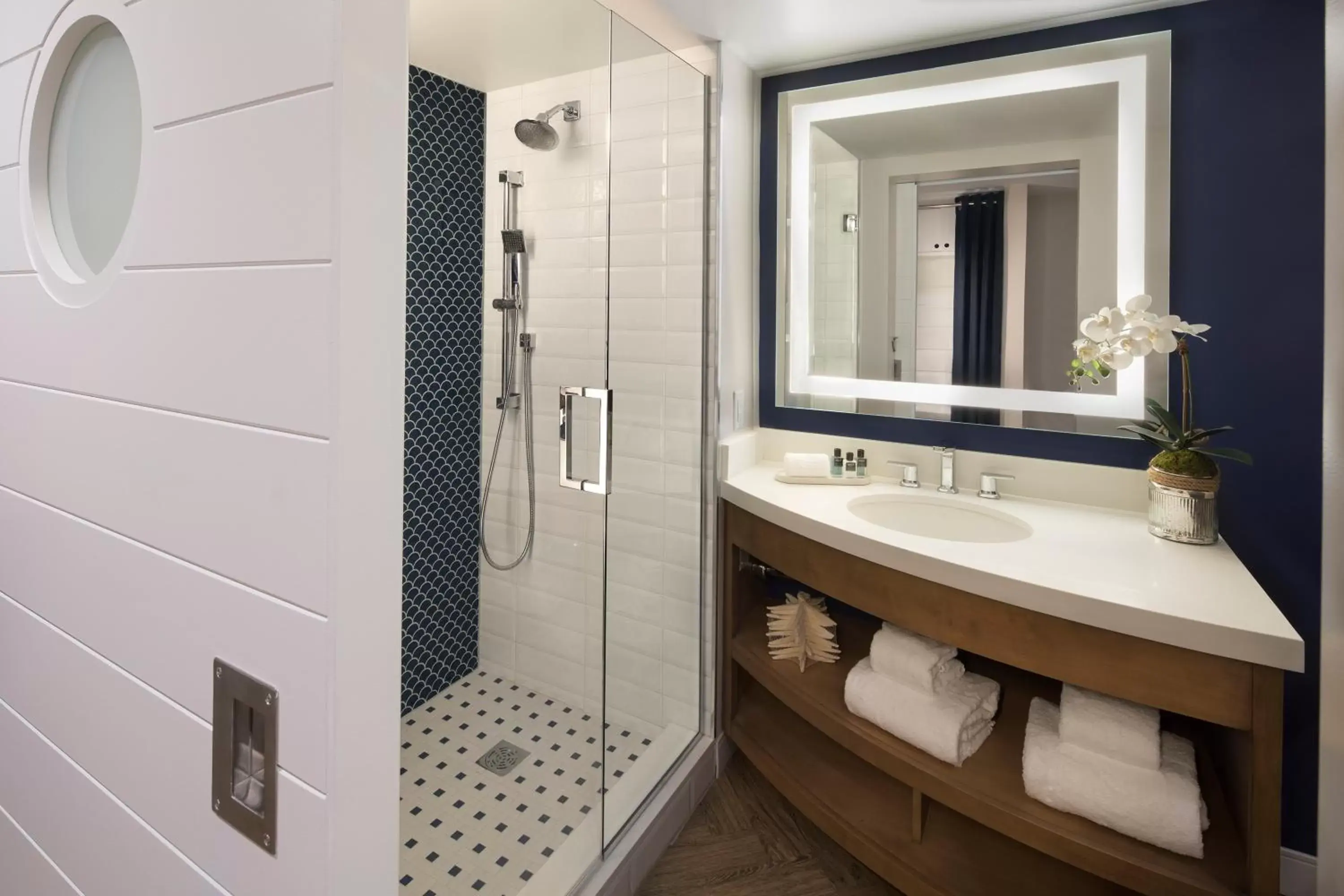 Shower, Bathroom in Hutchinson Shores Resort & Spa