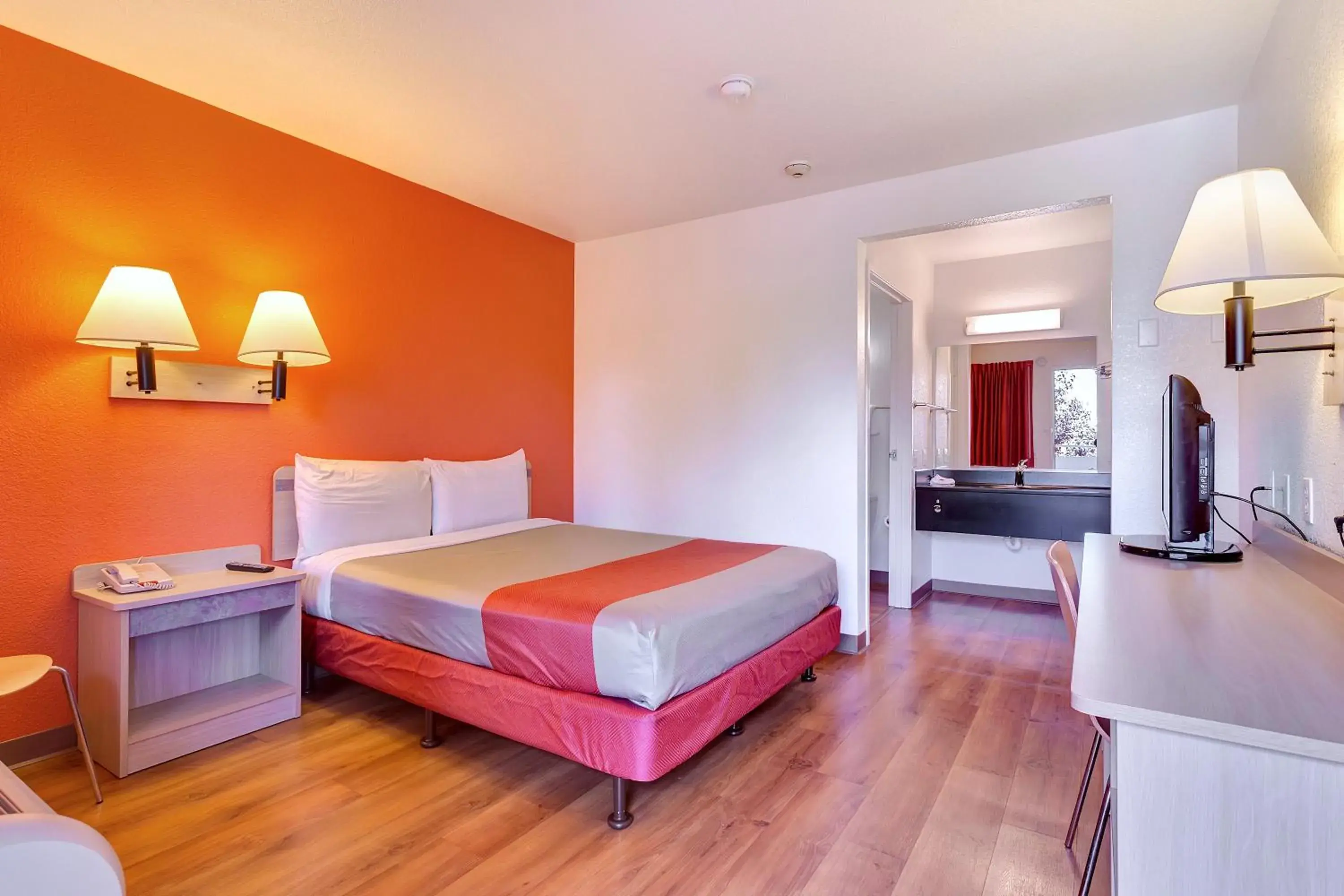 Deluxe Queen Room in Motel 6-Rohnert Park, CA Deluxe Queen Room in Motel 6-Rohnert Park, CA