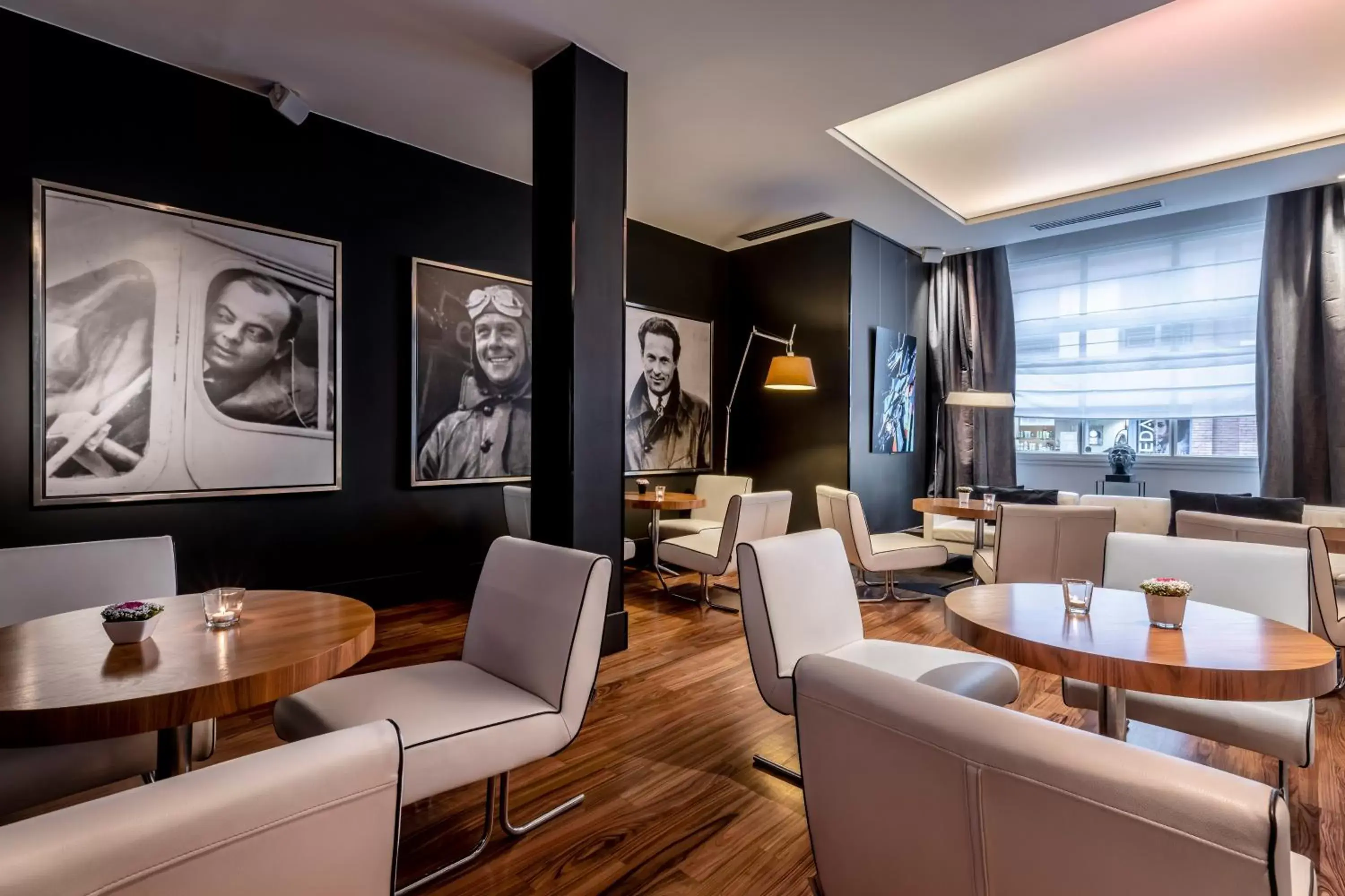 Seating area, Restaurant/Places to Eat in Le Grand Balcon Hotel