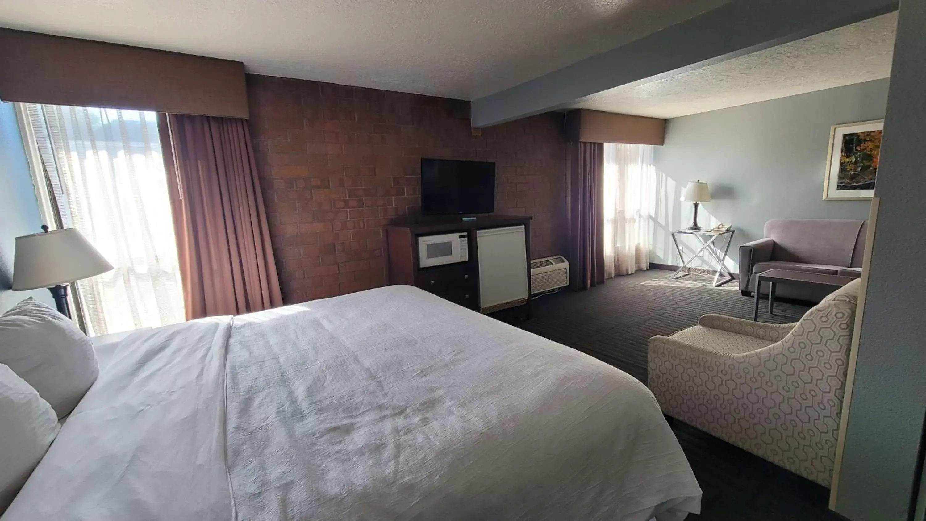 Bedroom, TV/Entertainment Center in Best Western Pocatello Inn