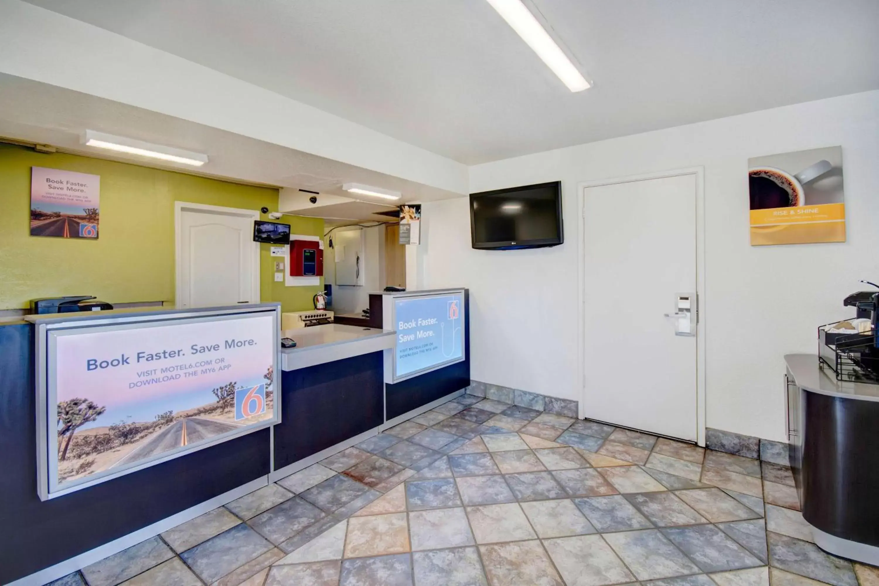 Lobby or reception, Kitchen/Kitchenette in Motel 6-Douglas, AZ