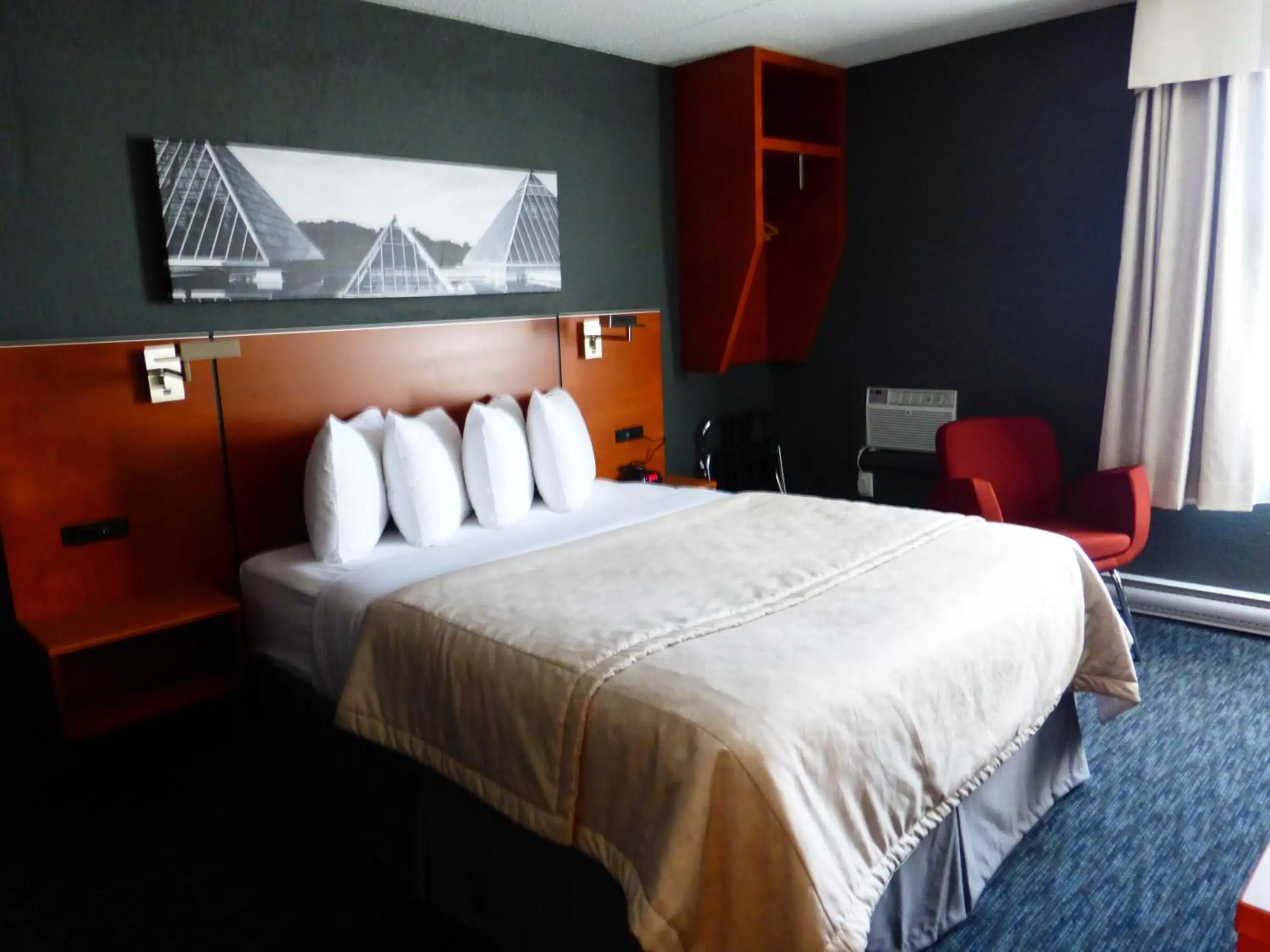 Bedroom, Bed in Travelodge by Wyndham Edmonton West