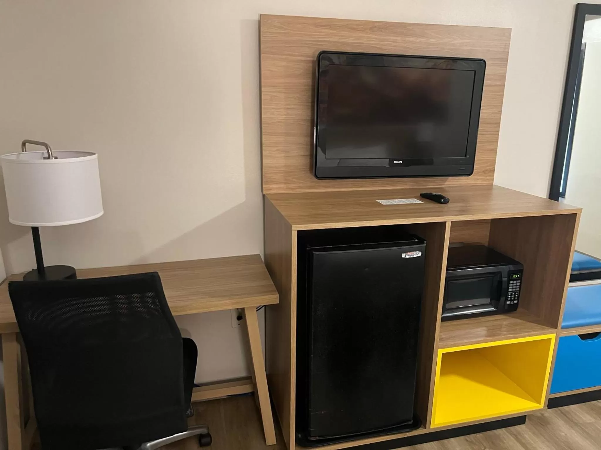 TV and multimedia in Days Inn by Wyndham Valdosta I-75