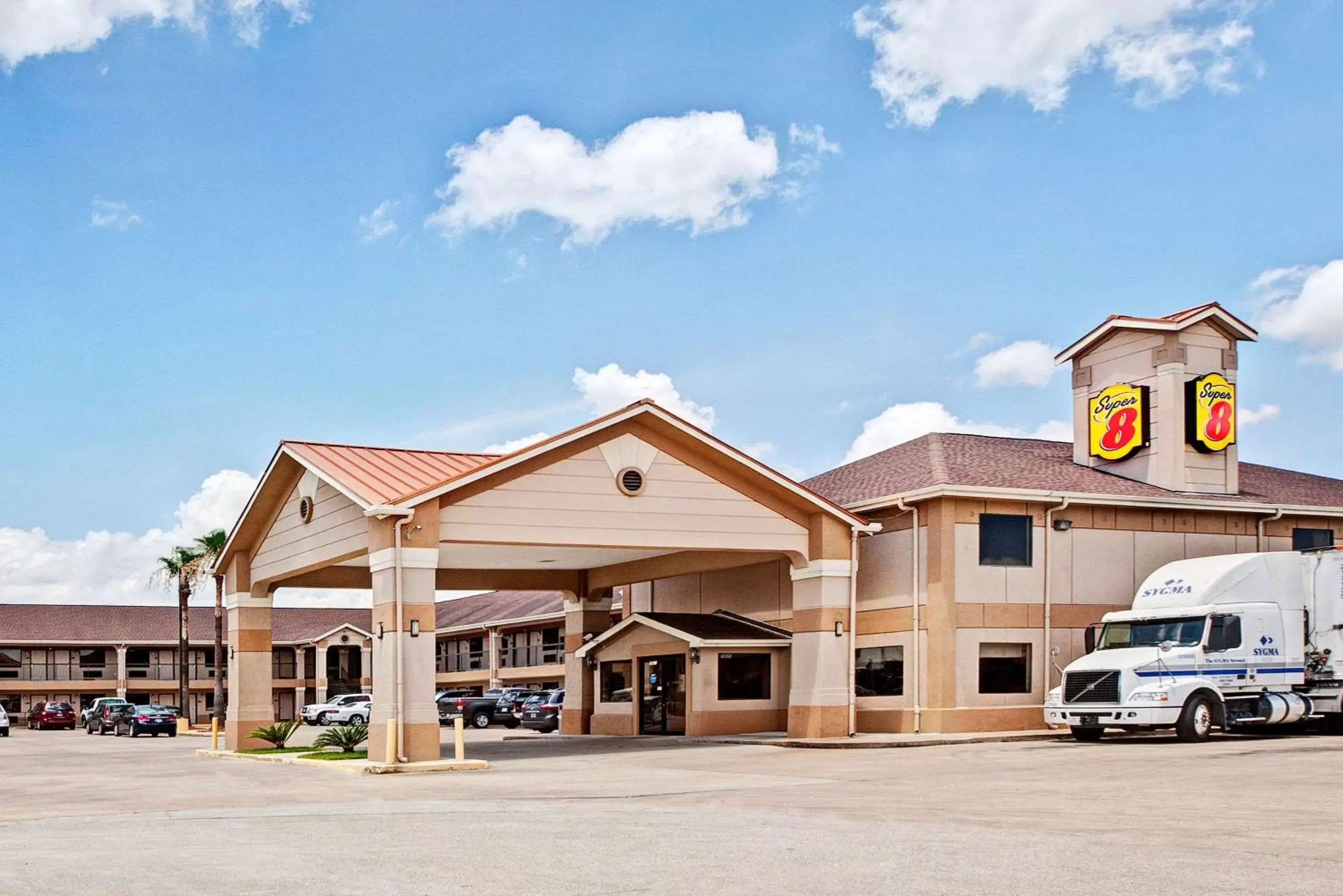 Property building in Super 8 by Wyndham Baytown I-10 Property building in Super 8 by Wyndham Baytown I-10