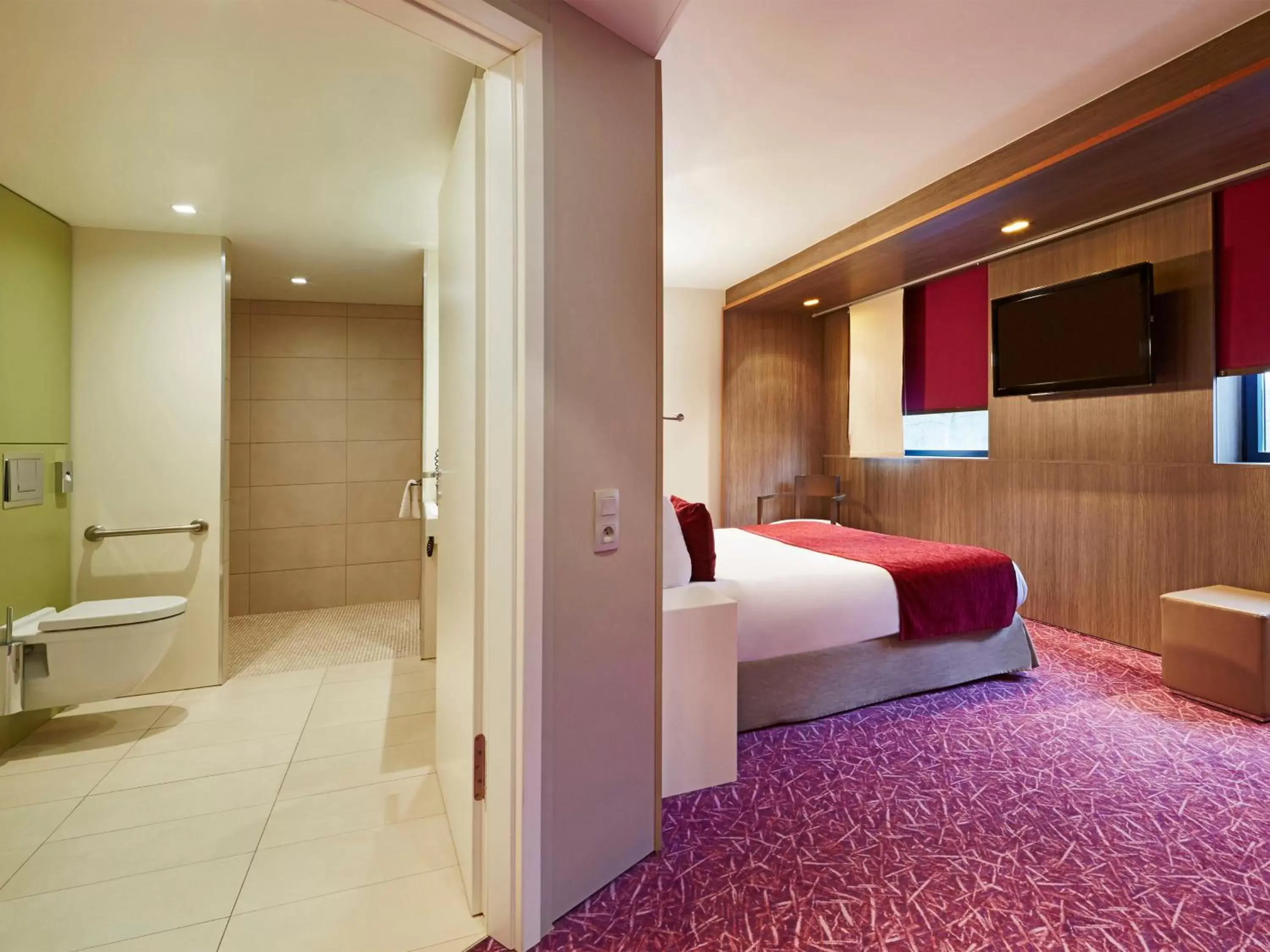 Bathroom, Bed in Golden Tulip Amnéville