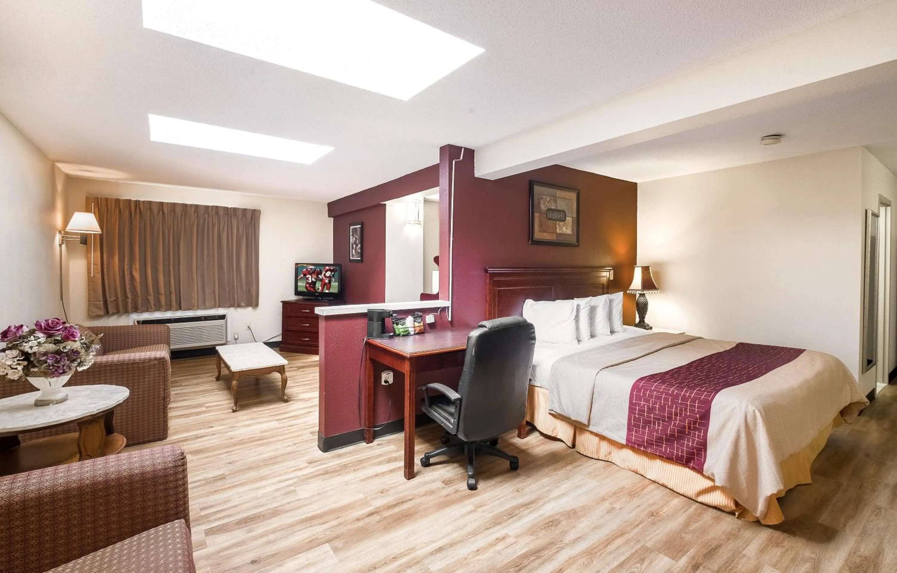 Other, Bed in Red Roof Inn Hartford - Vernon