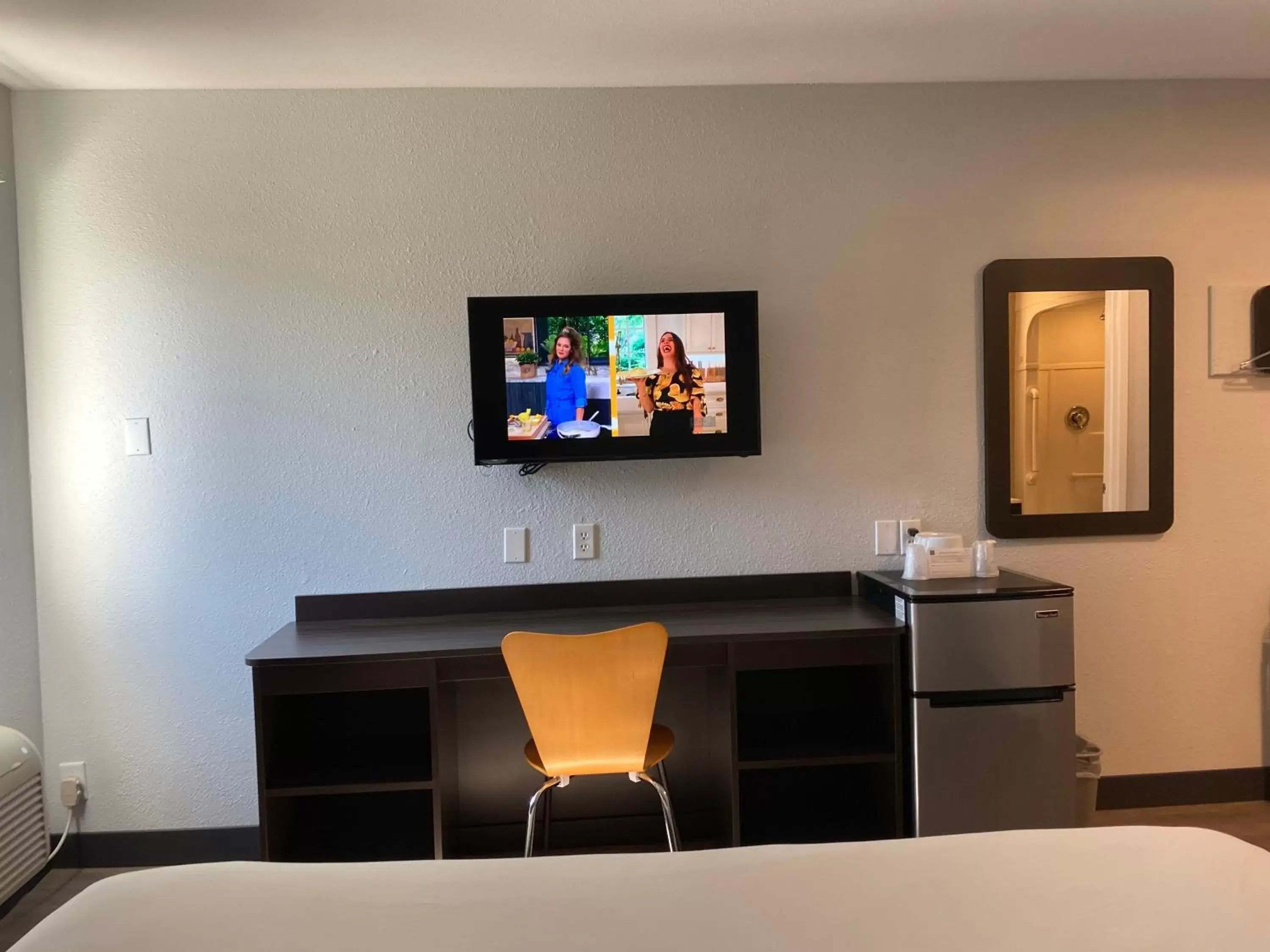 TV and multimedia, TV/Entertainment Center in Motel 6-Fort Wayne, IN