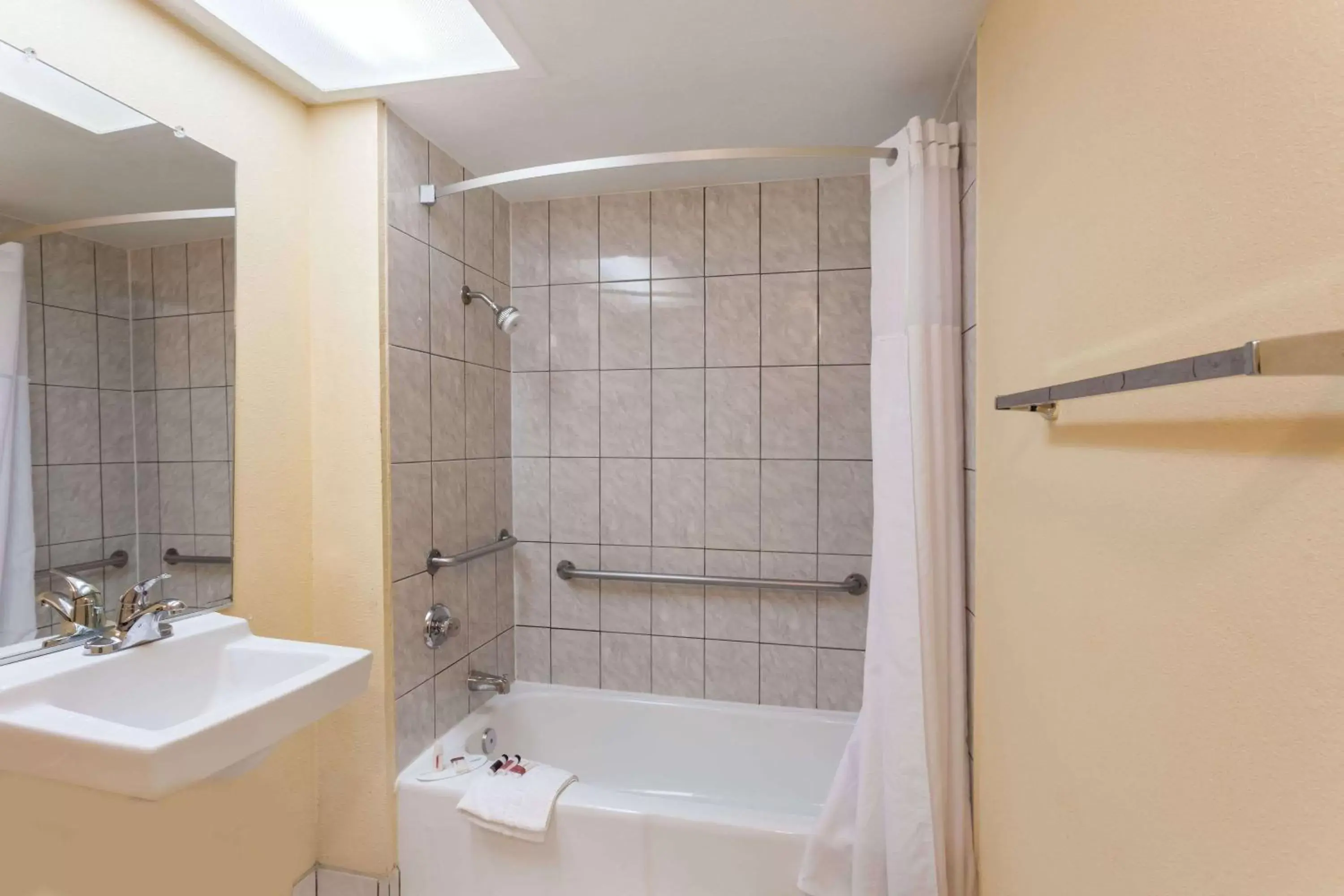 Bathroom in Howard Johnson by Wyndham Norco