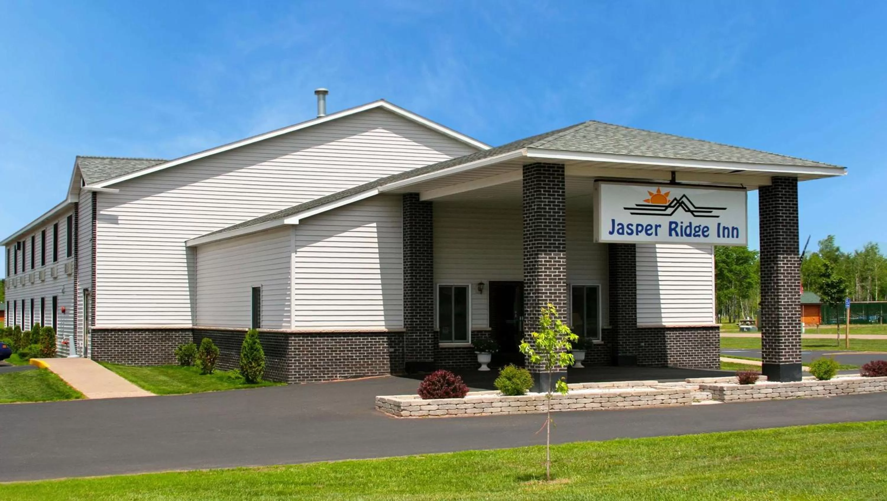 Property building in Jasper Ridge Inn Ishpeming